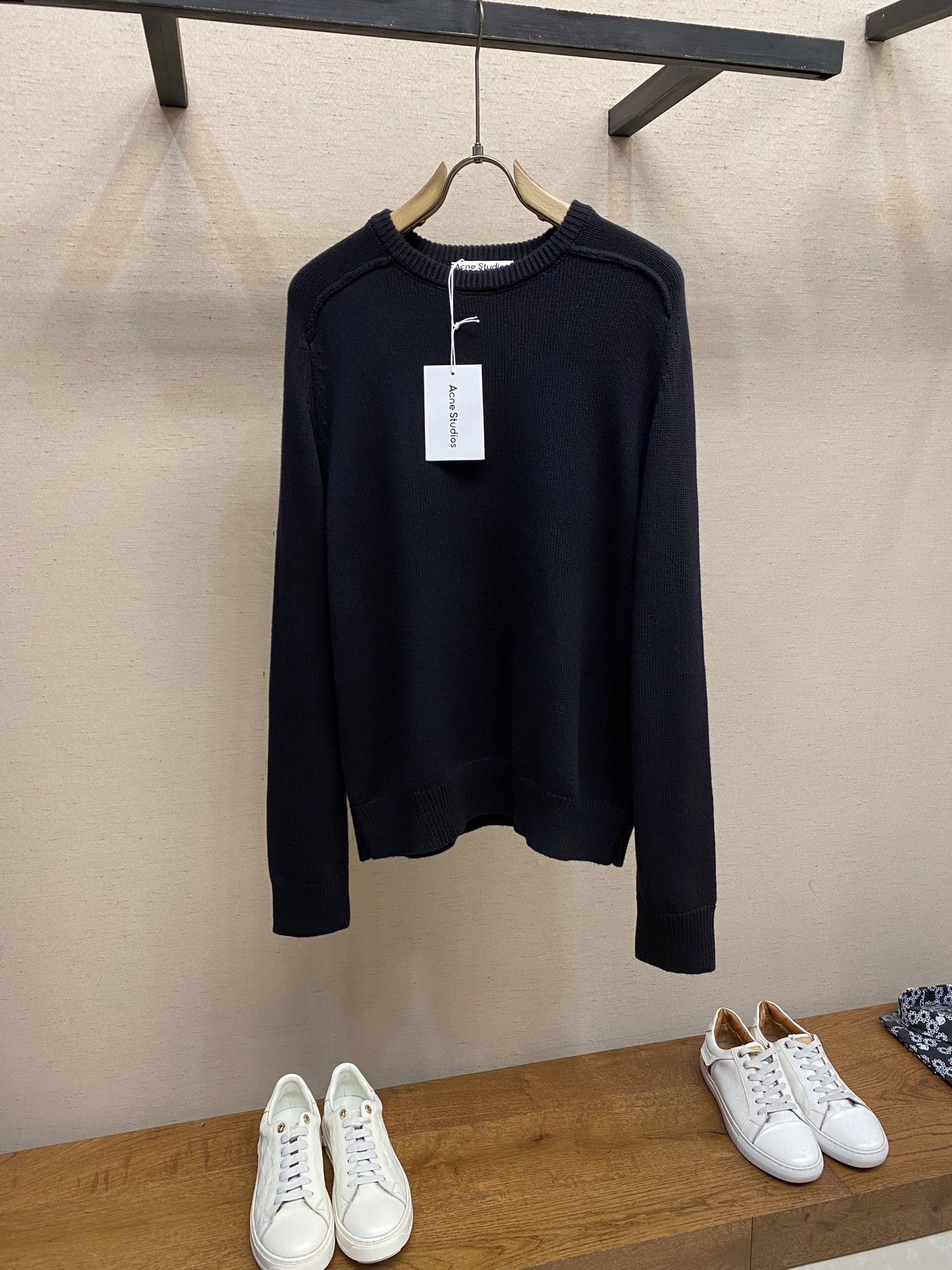 NO:615274,Acne Studios round neck pullover wool blend logo sweater This round neck knitted sweater is made of yak yarn. The Acne Studios 1996 logo pattern is printed on the back and is decorated with ribbed trim. It is made of natural fibers and each item has a unique color tone. The Acne Studios 1996 logo pattern has a neutral style and a casual fit. It is casual and versatile. The upper body is very comfortable, especially suitable for people like me who like to wear comfortable clothes. I am absolutely top-notch in art.  Minimalist art has always been at the top of European trends. Sizes S-XL, Acne Studios, Dior, Sweaters, Alexander Wang19860909Acne Studios 圆领套头羊毛混纺徽标毛衫 此款圆领针织毛衣选用牦牛纱制成.背部印有 Acne Studios 1996 徽标图案,并配以罗纹边饰.采用天然纤维,每件单品均呈现独一无二的色调.Acne Studios 1996 徽标图案中性风格,休闲版型 休闲百搭的一款 上身很舒适 特别适合我这种喜欢舒适穿着 论艺术绝对玩到顶尖 简约艺术始终走在欧洲潮流顶端 尺码S-XL,,acne studios,dior,sweaters,alexander wang,Men's clothing