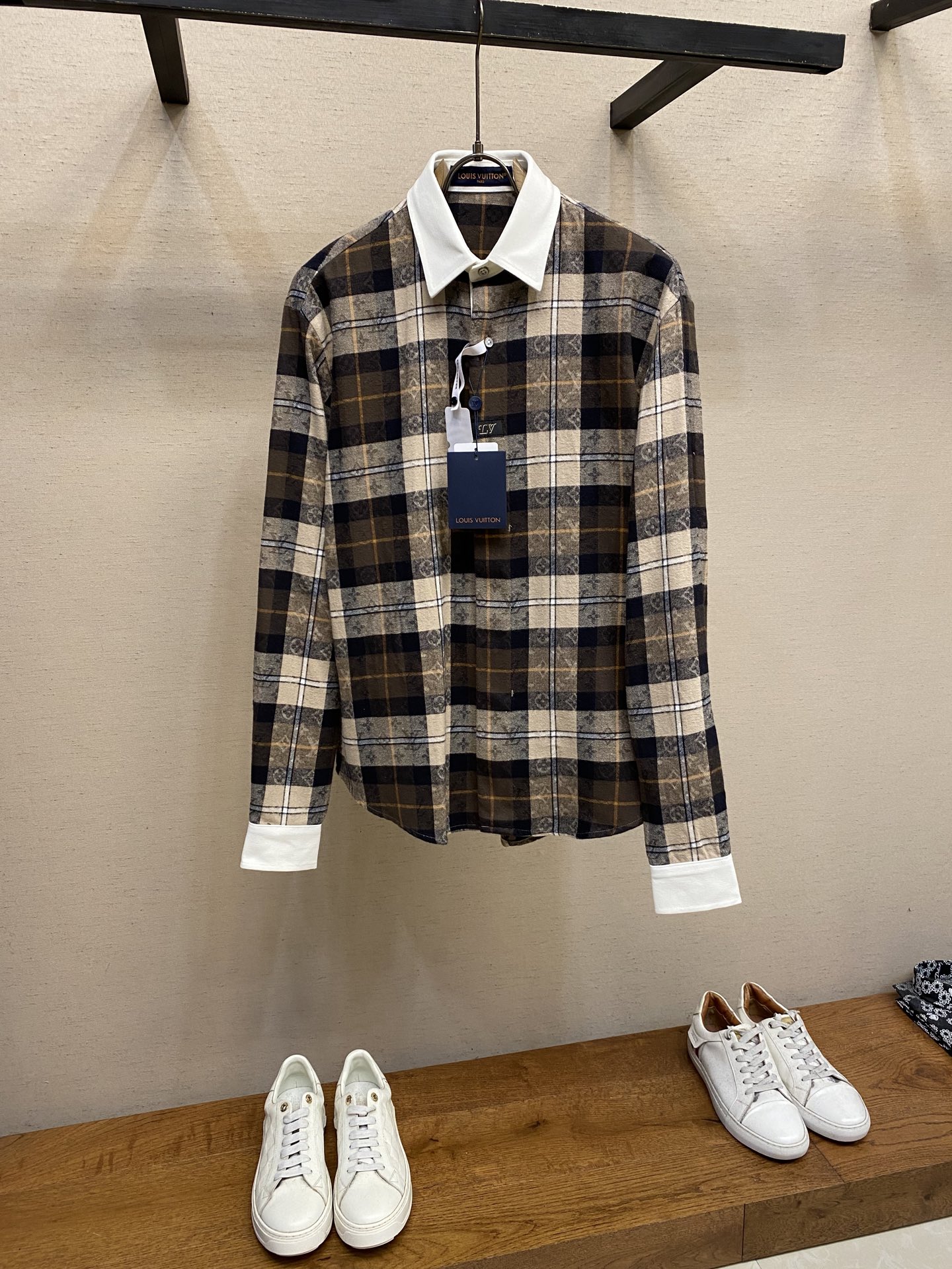 NO:615245,1V, Contrast color lapel flannel long-sleeved polo shirt, genuine product purchased and developed for 13400, customized jacquard dark pattern cotton fabric, customized high-density twill cotton fabric, positioning cutting machine, fabric jacquard, customized 11 buttons, customized 11 trademarks, loose fit, size S-XL,, alexander wang198609091V,撞色翻领法兰绒长袖马球衫,正品13400购入开发,定制提花暗纹全棉面料,定制高密度斜纹棉布,定位裁床,面料提花,定制11纽扣,定制11商标,宽松版型 尺码S-XL,,alexander wang,Men's clothing