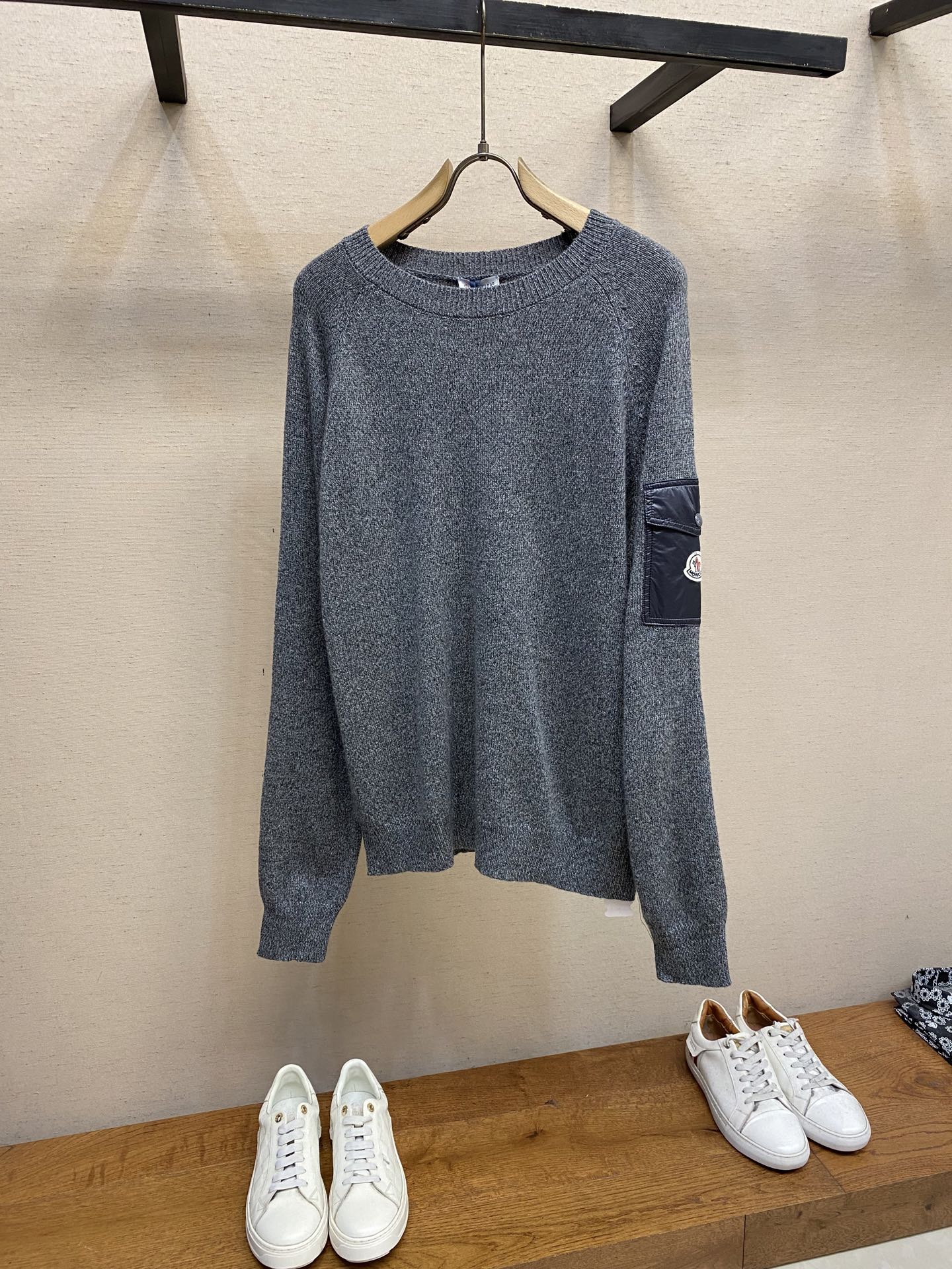 NO:615271,Moncler, round neck long-sleeved wool and cashmere sweater, genuine 6950 purchase and development, 30 wool double-ply blended wool, custom-dyed nylon windbreaker material, using Japanese imported loom (silver flute) seven needles, wool fermentation washing, template embroidery, customized 11 chapters, customized 11 buttons, customized 11 trademarks, fitted version, sizes S-XL,,sweaters,alexander wang19860909Moncler,圆领长袖羊毛和羊绒毛衣,正品6950购入开发,30羊毛双股混纺毛料,定染尼龙风衣料,采用日本进口织机（银笛）七针,毛料酵洗,模板刺绣,定制11章仔,定制11纽扣,定制11商标,合身版型 尺码S-XL,,sweaters,alexander wang,Men's clothing