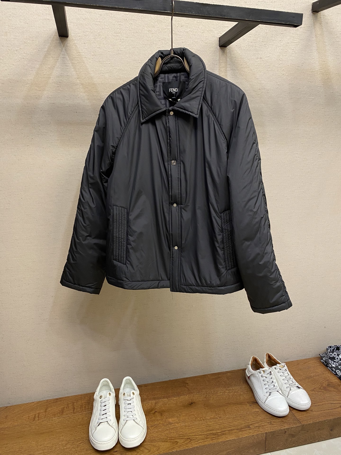 NO:615255,Fendi, lapel gabardine jacket, genuine product purchased and developed for 26,000, polyester fiber nylon fabric, Simaden double F nylon lining, 1000 washed cotton, manual labeling, hand-made overlocking, customized 11 buttons, customized 11 hardware, customized 11 eyelets, customized 11 trademarks, loose fit, sizes S-XL,,fendi,jackets & coats,jackets & coats,alexander wang19860909Fendi,翻领华达呢夹克外套,正品26000购入开发,聚酯纤维尼龙面料,司马登双F尼龙里布,1000洗水棉,人工钉标,手工包缝,定制11纽扣,定制11五金,定制11鸡眼,定制11商标,宽松版型 尺码S-XL,,fendi,jackets & coats,jackets & coats,alexander wang,Men's clothing