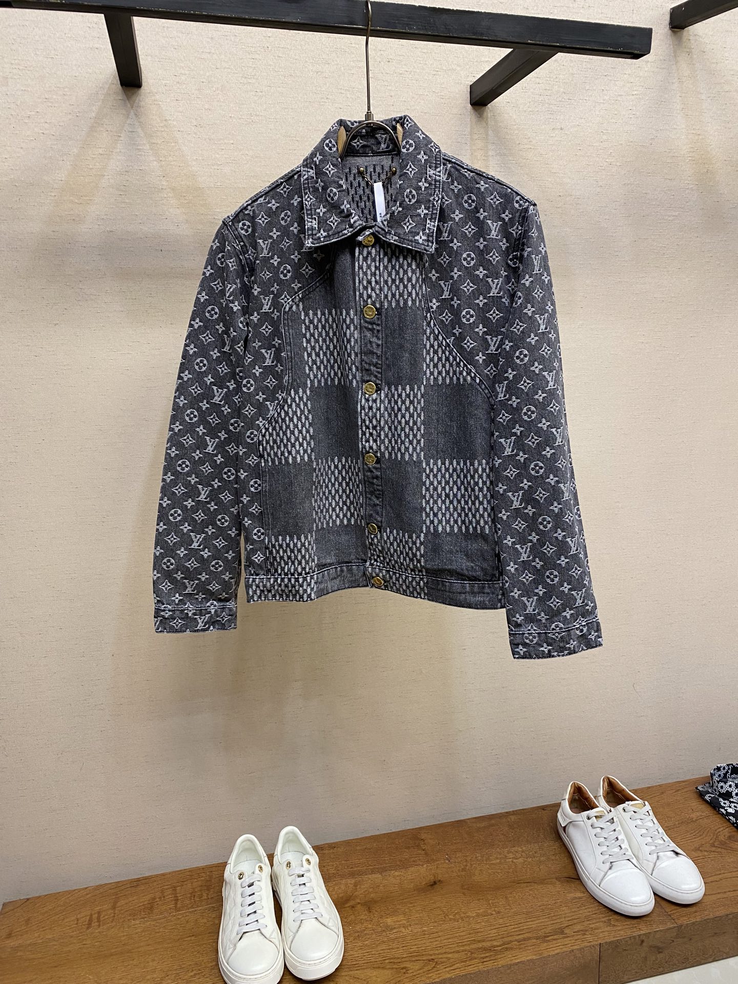 NO:615240,1V, plaid old flower all-over printed splicing jacket denim jacket, genuine product purchased at 18559, customized LV jacquard siro denim fabric, cloth jacquard, ready-to-wear color frying, positioning cutting bed, customized 11 bronze Japanese buckles, customized 11 bronze studs, customized 11 bronze chains, customized 11 bronze buttons, customized 11 leather labels, customized 11 trademarks, loose version, sizes S-XL,, louis vuitton, jackets &  coats,jackets & coats,alexander wang198609091V,格子老花满印拼接夹克牛仔外套,正品18559购入,定制LV提花赛络纺牛仔面料,布匹提花,成衣炒色,定位裁床,定制11古铜日字扣定制11古铜撞钉,定制11古铜链条,定制11古铜纽扣,定制11皮标,定制11商标,宽松版型 尺码S-XL,,louis vuitton,jackets & coats,jackets & coats,alexander wang,Men's clothing