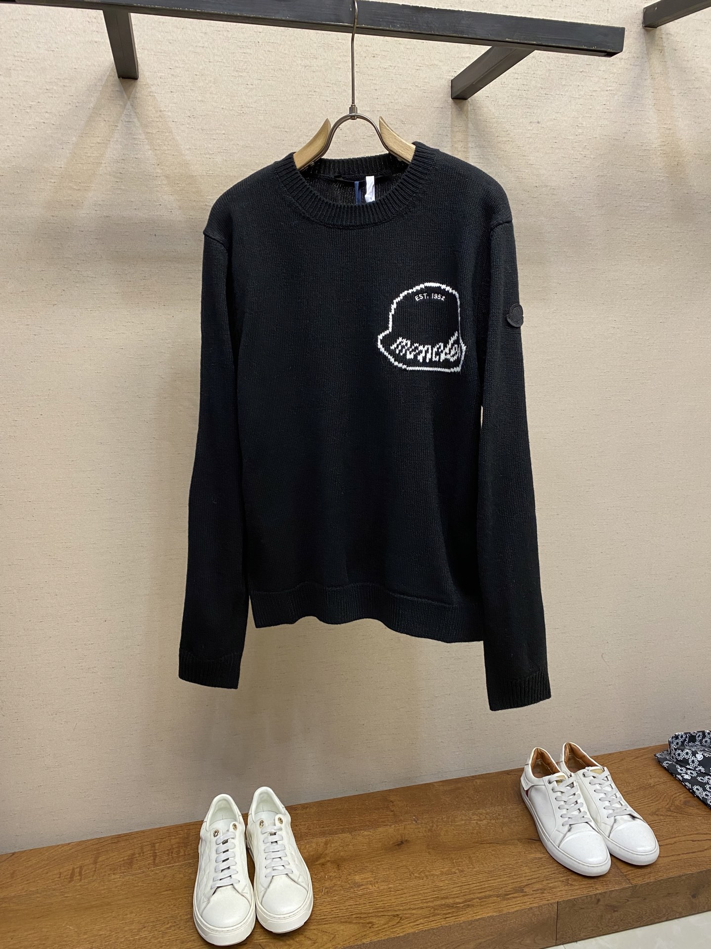 NO:615265,Moncler, floral inlaid logo round neck long-sleeved sweater, genuine product purchased and developed by 3773, 35 wool double-ply blended wool, using Japanese imported loom (silver flute) seven needles, wool fermentation washing, wool jacquard, customized 11 chapters, customized 11 trademarks, fitted version, size S-XL,,sweaters,alexander wang19860909Moncler,花嵌徽标圆领长袖毛衣,正品3773购入开发,35羊毛双股混纺毛料,采用日本进口织机（银笛）七针,毛料酵洗,毛料提花 定制11章仔,定制11商标,合身版型 尺码S-XL,,sweaters,alexander wang,Men's clothing