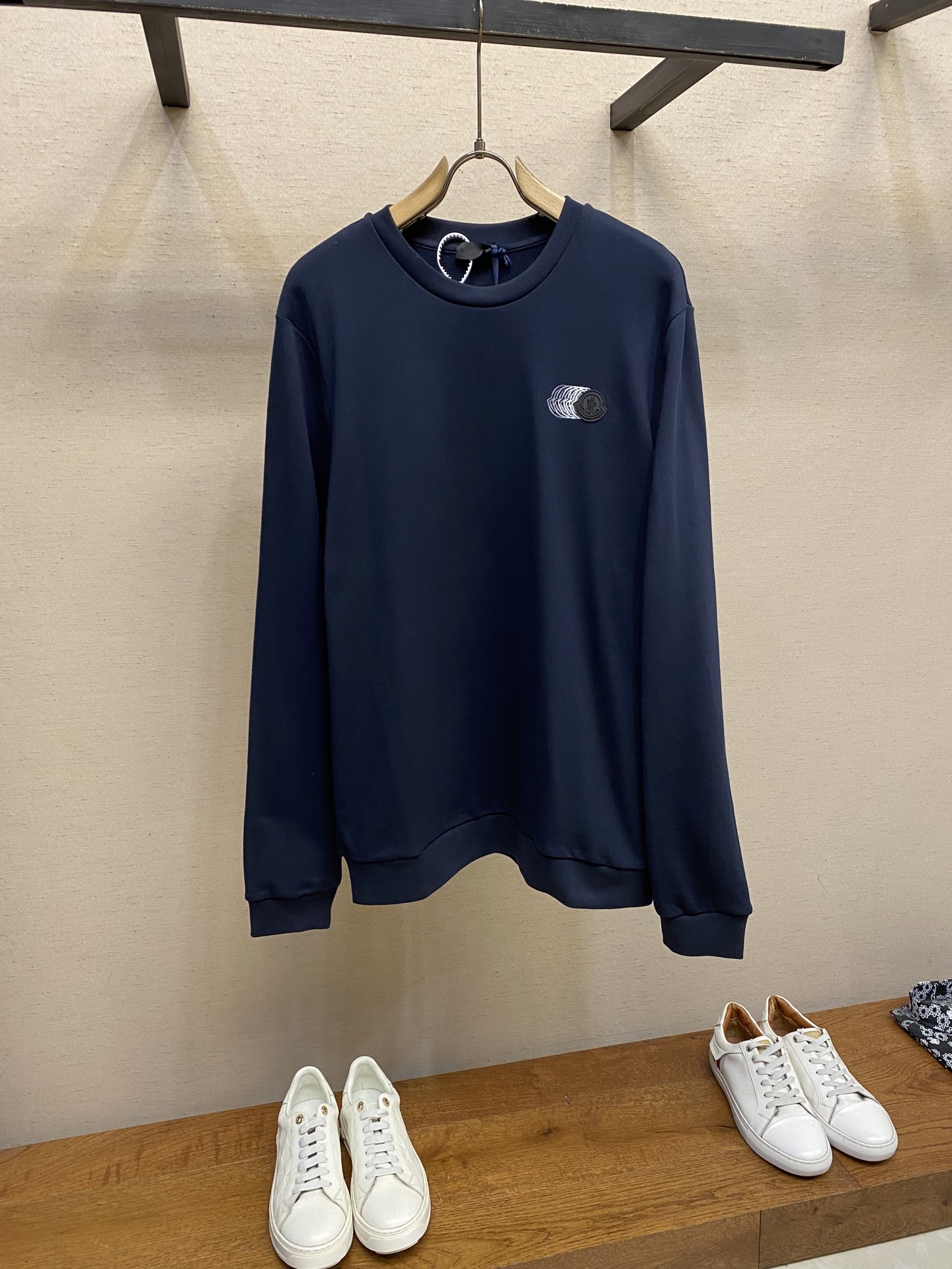 NO:615268,Moncler, round neck long-sleeved cotton sweatshirt with faded logo, genuine product purchased and developed for 4900, 320g Austrian cotton double yarn sweatshirt fabric, 410g 1*1 double yarn trendy brand rib, fabric wash, glue printing, customized 11 glue labels, customized 11 trademarks, loose fit, size S-XL,,hoodie,sweatshirts,alexander wang19860909Moncler、圆领长袖褪色标识棉质卫衣,正品4900购入开发,320克奥棉双纱卫衣面料,410克1*1双纱潮牌罗纹,面料酵洗,胶浆印花,定制11胶标,定制11商标,宽松版型 尺码S-XL,,hoodie,sweatshirts,alexander wang,Men's clothing