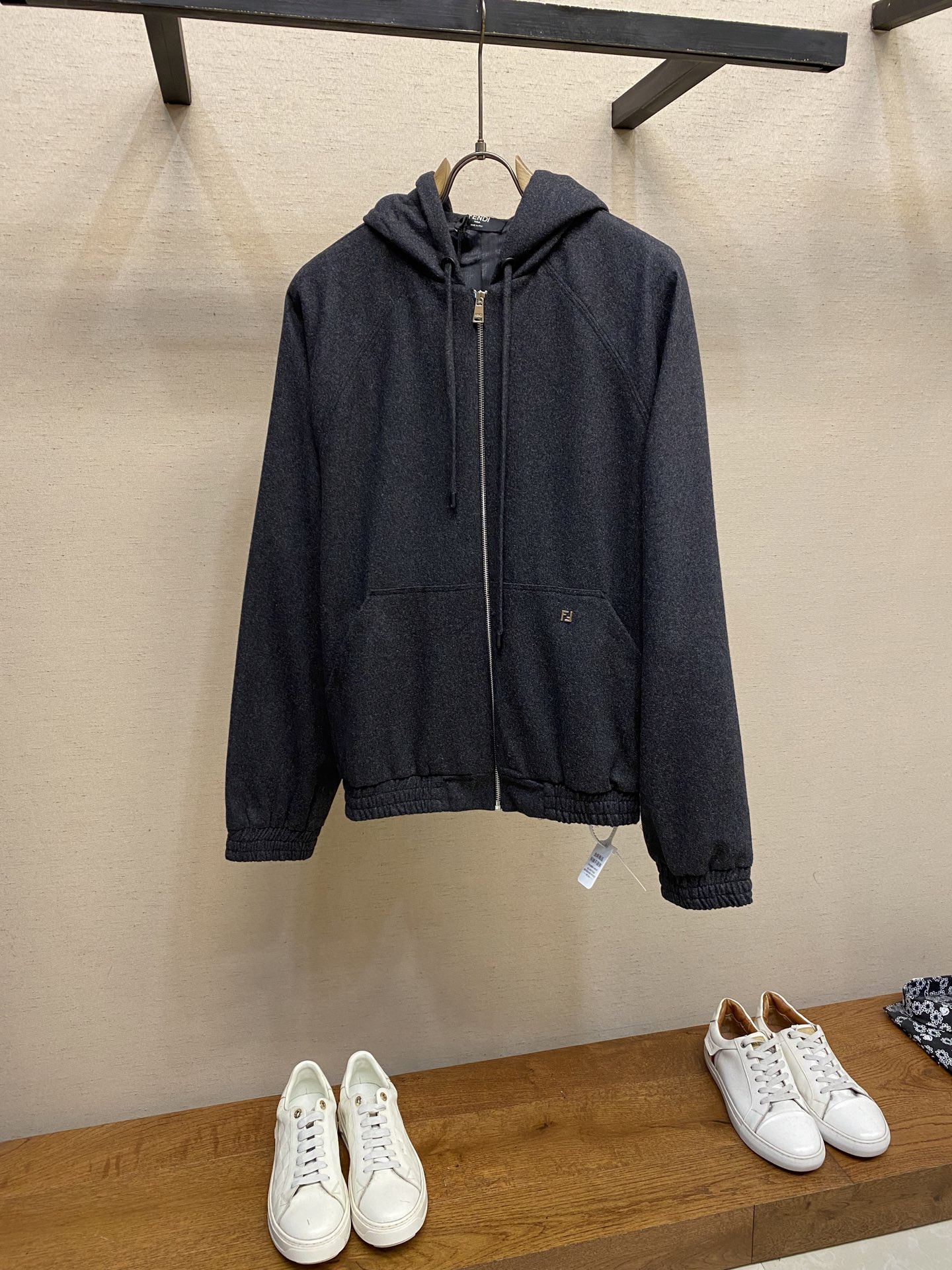 NO:615250,Fendi, hooded zipper cashmere sweatshirt jacket, genuine product purchased and developed for 23500, 50% wool nylon blend, double F rayon jacquard lining, artificial nailing labels, handmade overlocking, customized 11 pairs of F hardware labels, customized 11 hat ropes, customized 11 bells, customized 11 eyelets, customized 11 trademarks, loose fit, sizes S-XL,,fendi,jackets & coats,hats,alexander wang19860909Fendi,连帽拉链羊绒运动衫外套,正品23500购入开发,50羊毛尼料混纺,双F人丝提花里布,人工钉标,手工包缝,定制11双F五金标,定制11帽绳,定制11吊钟,定制11鸡眼 定制11商标,宽松版型 尺码S-XL,,fendi,jackets & coats,hats,alexander wang,Men's clothing