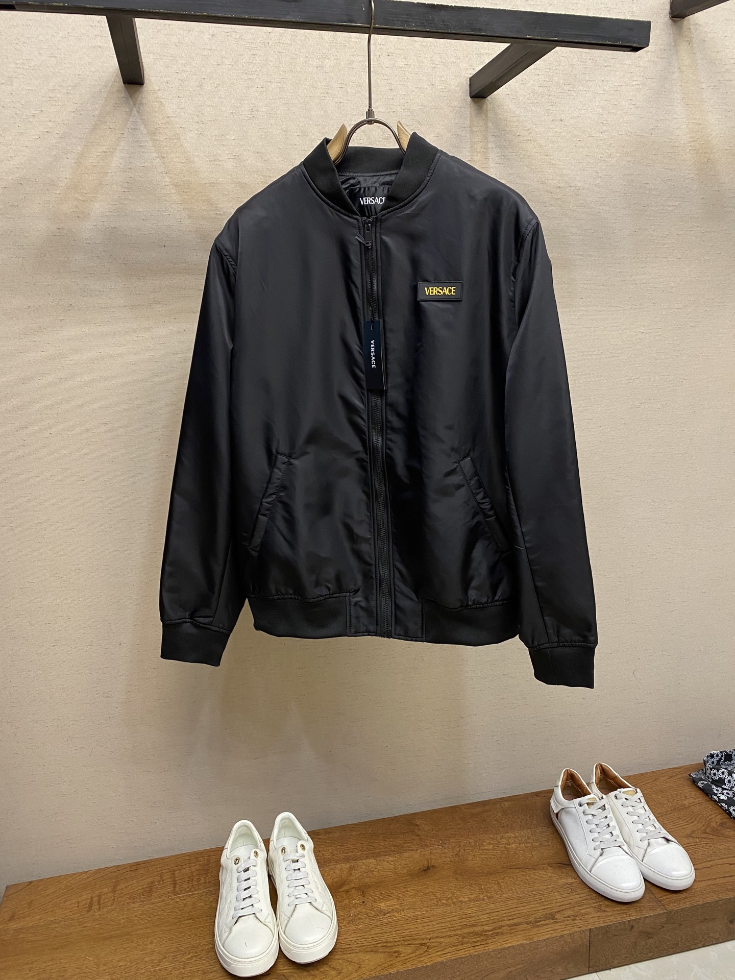 NO:615236,Versace, embroidered Medusa head zipper long-sleeved jacket, genuine product purchased and developed for 3999, nylon twill nylon fabric, rayon lining, 1000 down cotton, high temperature pre-shrunk, imported embroidery, customized 11 snap buttons, customized 11 rubber labels, customized 11 zippers, customized 11 trademarks, loose fit, sizes S-XL,,versace,jackets & coats,jackets & coats,down jacket,alexander wang19860909Versace、刺绣美杜莎头像拉链长袖夹克外套,正品3999购入开发,锦纶斜纹尼龙面料 人丝里布,1000羽绒棉,高温预缩,进口刺绣,定制11四合扣,定制11胶标,定制11拉链,定制11商标,宽松版型 尺码S-XL,,versace,jackets & coats,jackets & coats,down jacket,alexander wang,Men's clothing