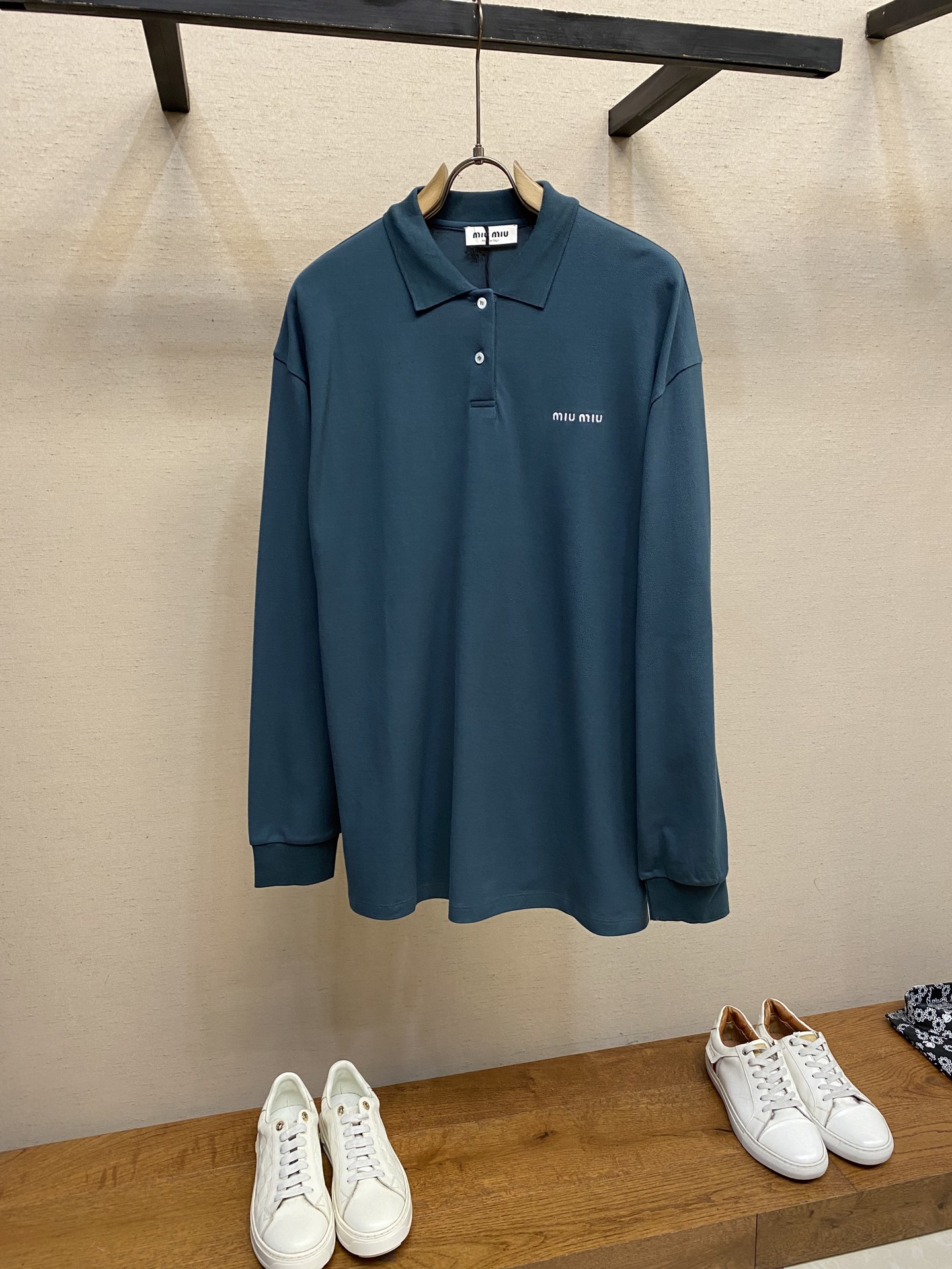 NO:615231,Miu Miu cotton pique POLO shirt, genuine product purchased and developed at 9250, 210 grams custom-dyed double-strand pique fabric, flat machine ribbing, fabric fermentation washing, imported embroidery, customized 11 shell buttons, customized 11 trademarks, loose fit, size S-XL,, miumiu, alexander wang19860909Miu Miu 棉质珠地布POLO衫,正品9250购入开发,210克定染双股珠地面料,扁机罗纹,面料酵洗,进口刺绣,定制11贝壳纽扣,定制11商标,宽松版型 尺码S-XL,,miumiu,alexander wang,Men's clothing