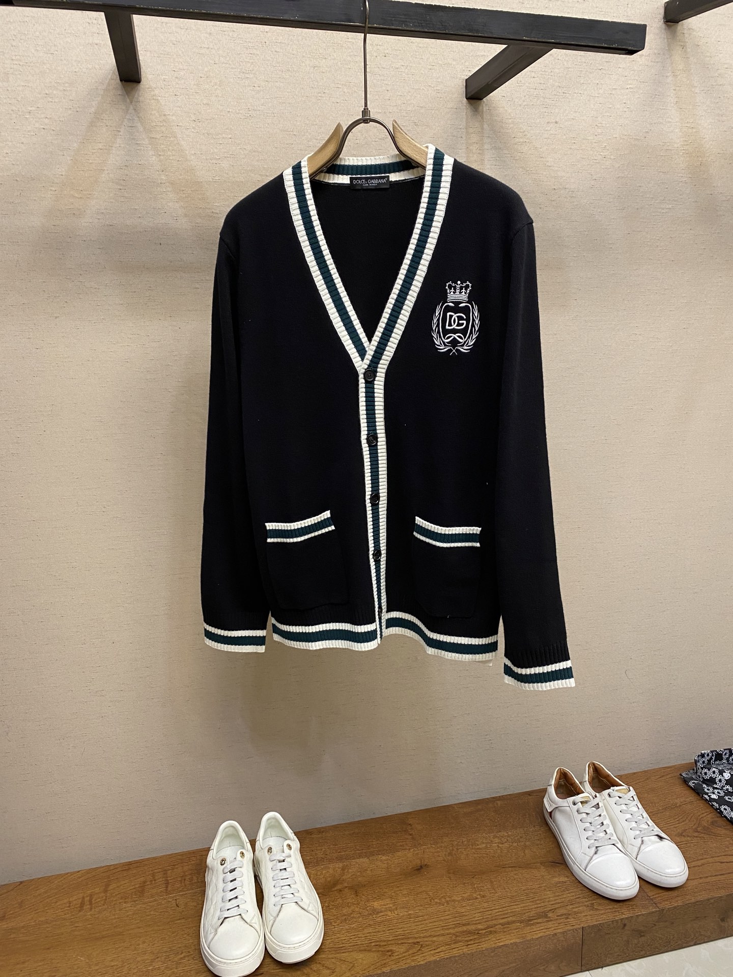NO:599602,DG, logo embroidery details DG worsted wool knitted cardigan jacket. Moderate thickness and good texture. Size S-2xl,,jackets & coats,alexander wang19860909DG,标识刺绣细节DG精纺羊毛针织开衫外套.厚度适中,上手质感很好 尺码S-2xl,,jackets & coats,alexander wang,Men's clothing