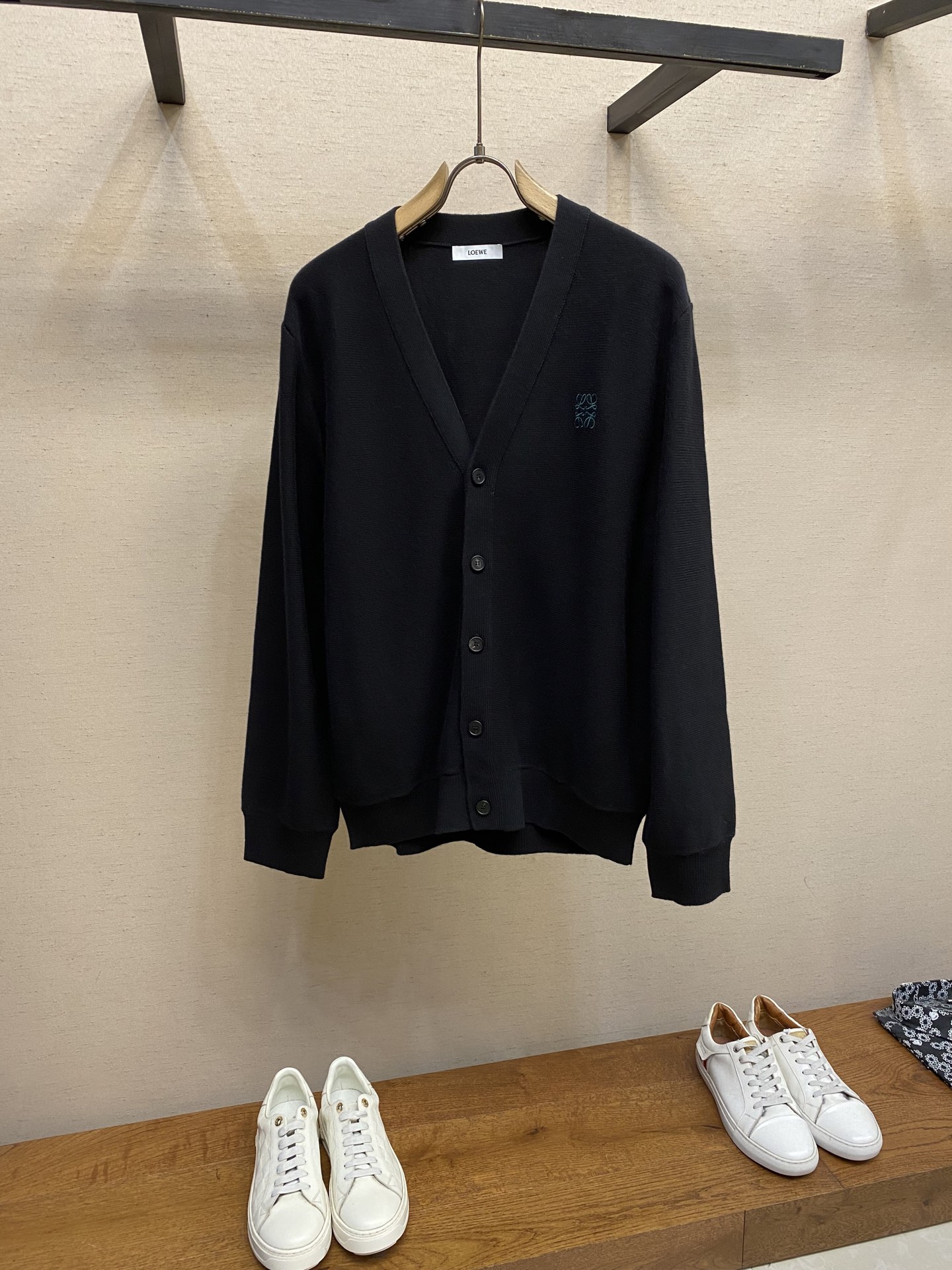 NO:610772,Loewe, worsted wool knitted cardigan jacket with embroidered details and logo. Moderate thickness and good texture. Size S-2xl,,loewe,jackets & coats,alexander wang19860909Loewe,识刺绣细节Logo 精纺羊毛针织开衫外套.厚度适中,上手质感很好 尺码S-2xl,,loewe,jackets & coats,alexander wang,Men's clothing