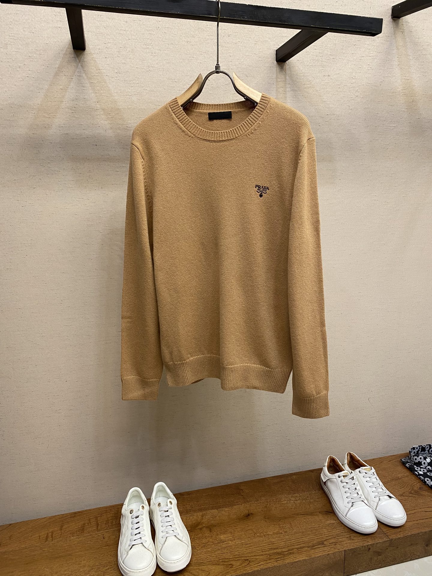 NO:613055,Prada, logo embroidered details Logo worsted wool sweater. The fabric texture is very good. Size S-2xl, prada, sweaters, alexander wang19860909Prada,标识剌绣细节Logo精纺羊毛毛衣针织衫.面料质感很好 尺码S-2xl,,prada,sweaters,alexander wang,Men's clothing
