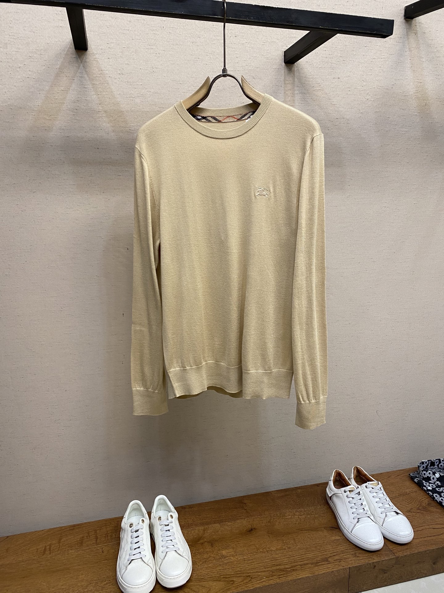 NO:613060,BBR, logo embroidery details BBR worsted wool sweater. The fabric has good texture. Size S-2xl,,sweaters,alexander wang19860909BBR,标识剌绣细节BBR精纺羊毛毛衣针织衫.面料质感很好 尺码S-2xl,,sweaters,alexander wang,Men's clothing