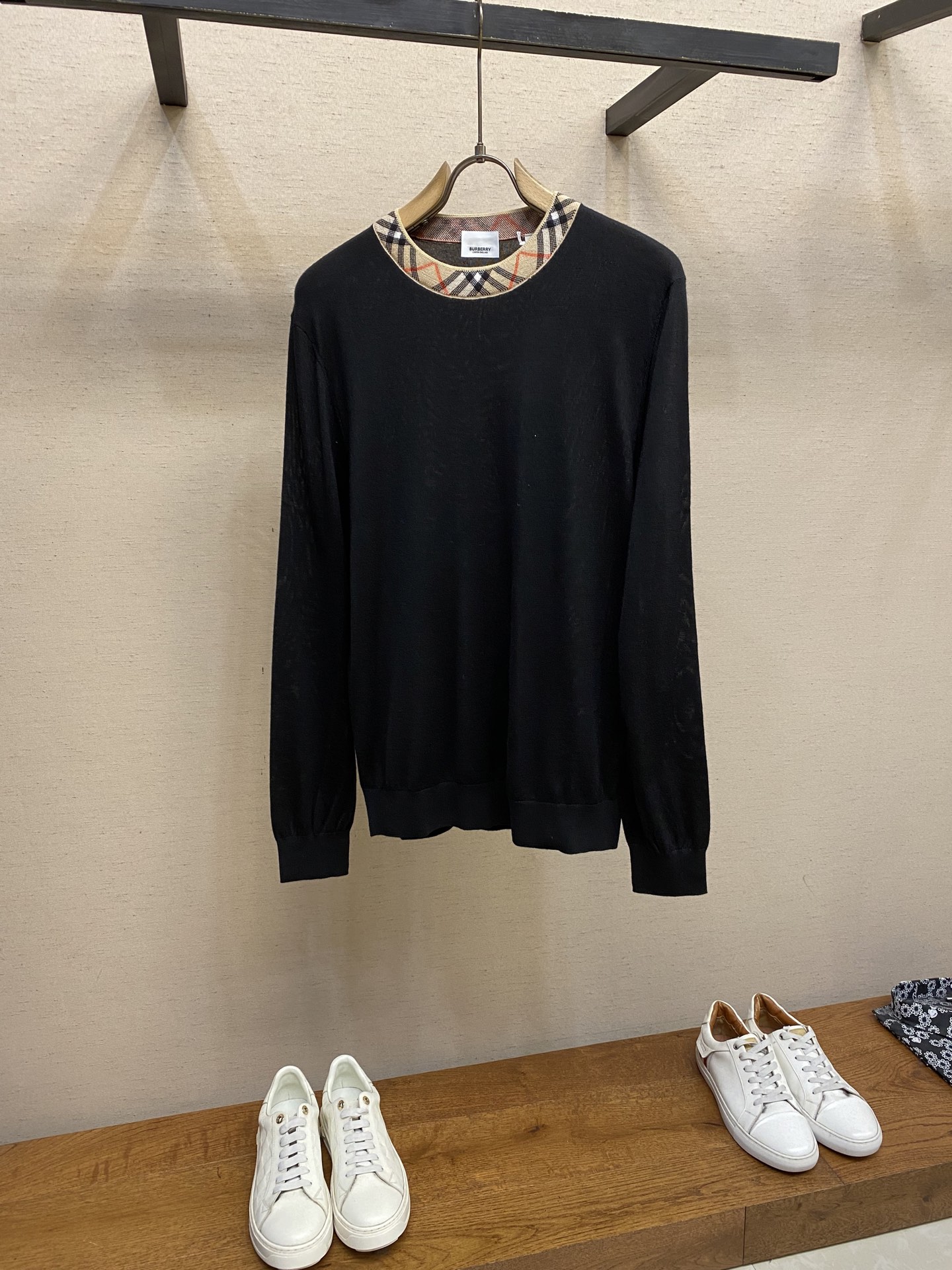 NO:613056,BBR, collar plaid details BBR worsted wool sweater. The fabric texture is very good. Size S-2xl,,sweaters,alexander wang19860909BBR,领口格纹细节BBR精纺羊毛毛衣针织衫.面料质感很好 尺码S-2xl,,sweaters,alexander wang,Men's clothing