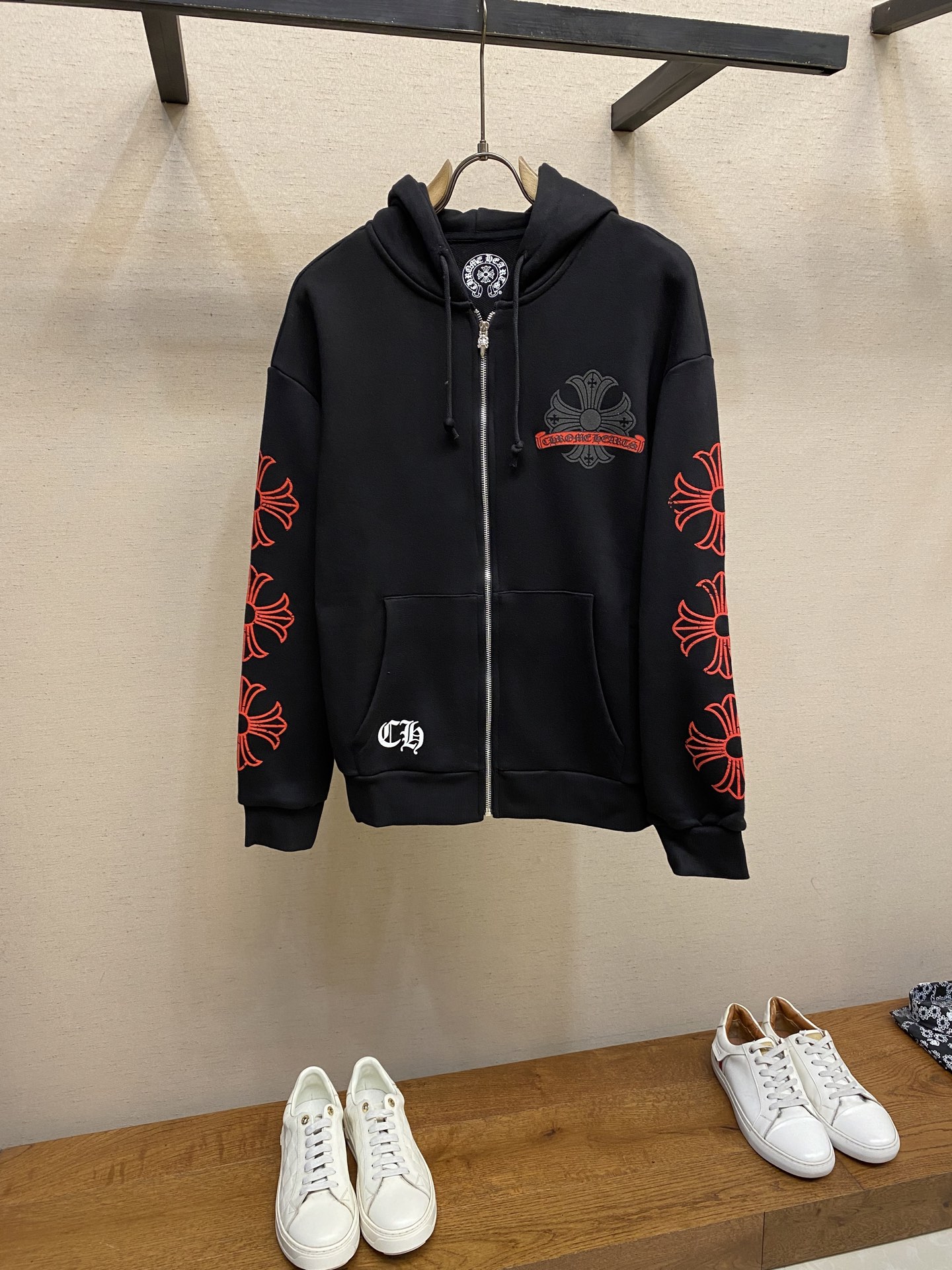 NO:613041,CH Chrome hearts hooded zipper sweatshirt, red incomplete blur print, big horseshoe logo, printed LOGO on the inside of the collar and back, security thread, complete three standards, high weight terry cotton, zipper closure, soul metal zipper puller, size S-XL,,chrome hearts,hoodie,sweatshirts,hats,alexander wang19860909CH克罗心 连帽拉链卫衣 红色残缺模糊印花 大马蹄Logo 领背内里印花LOGO 防伪线 三标齐全,高克重毛圈棉 拉链开合 灵魂金属拉链头 尺码S-XL,,chrome hearts,hoodie,sweatshirts,hats,alexander wang,Men's clothing