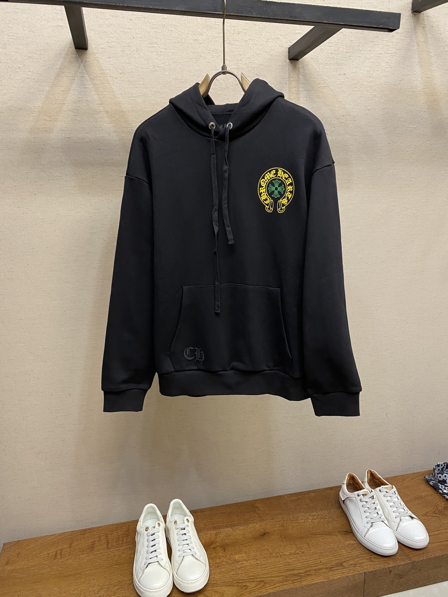 NO:613037,CH Croix Heart Men's and Women's Hoodies, 25th Autumn and Winter Urban Series, Beijing Limited Edition. Eye-catching yellow environmentally friendly glue. Super good-looking shape. Hooded design. Soft and breathable terry cotton. The upper body is extremely comfortable!  Sizes M, L, XL M Length 68 Bust 119 Shoulder Width 58 L Length 70 Bust 123 Shoulder Width 6019860909CH克罗心 男女帽衫,25秋冬城市系列 北京限定款 亮眼的黄色环保胶浆 造型超级好看 连帽设计 柔软透气的毛圈棉 上身舒适无比！ 尺码M,L,XL M衣长68 胸围119 肩宽58 L衣长70 胸围123 肩宽60 XL衣长72 胸围127 肩宽62,,chrome hearts,hats,alexander wang,Men's clothing