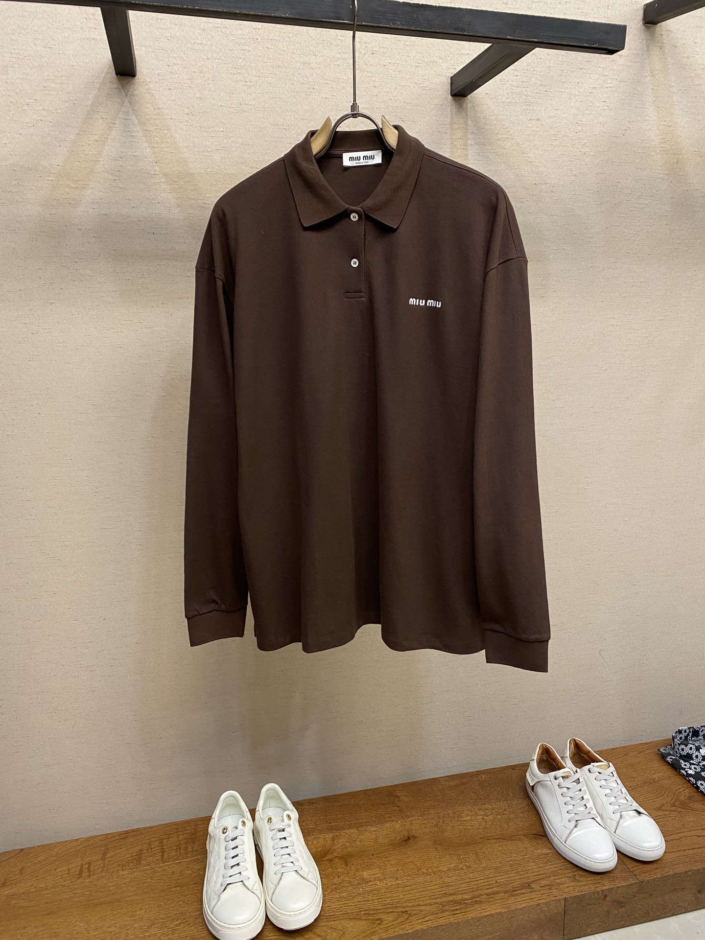 NO:613048,Miu Miu 60-count piqué POLO shirt, long-sleeved T-shirt. The most popular lapel polo shirt in early autumn for 24. Countless celebrities and internet celebrities check in on m's navy blue long-sleeved polo. It's really good-looking. It has a simple style with a distinctive personality. Slightly loose version makes it look slim but also very playful. The iconic logo embroidered label embellishes the monochrome body. It can be worn casually with trousers and short skirts, or can be layered. The overall upper body is younger and full of cleanliness.  Super versatile, can be worn by men and women, a whole Miu with Miu spirit, a basic style for all seasons  The fabric is custom-woven and dyed with 60-count double-strand double G fabric, which perfectly restores the perfect texture of MiuMiu's POLO shirt. Most of the G-ground fabrics of general luxury goods are 60-count double-strand and 80-count hexagonal beads. These two high-count fabrics allow  The overall feeling is breathable and upright. The Behringer embroidery machine makes this small LOGO very full. There are three sets of hanging tags. The truly perfect presentation can withstand comparison and scrutiny. Customized dyeing, every process is the real result of labor.  Size XS-L,,miumiu,skirts,tees,t-shirt,alexander wang19860909Miu Miu 60支珠地POLO衫 长袖T恤. 24早秋爆款的翻领polo衫 无数明星网红上身打卡m家藏蓝色长袖polo真的很好看啊 鲜明个性融入的简约风格 微宽松版型 显瘦的同时还格外俏皮 标志性的徽标Logo刺绣标签点缀单色衣身 可随意搭配长裤短裙 也可以叠穿外搭 整体上身减龄又充满干净感 超级百变 男女可穿 一整个Miu 里Miu 气 四季搭配基础款 面料定织定染的60支双股双G地面料,极致还原,MiuMiu这款POLO衫的完美质感.一般奢侈品的G地,大多数都是60支双股和80支六角珠,这两款高支的面料,让整体感觉透气且立挺.百灵达绣花机,让这个小LOGO十分爆满,吊牌一共三套挂卡吊牌,真正的完美呈现,是经得起对比和推敲,定制定染,每一个工序,都是实打实的劳动成果 尺码XS-L,,miumiu,skirts,tees，t-shirt,alexander wang,Men's clothing