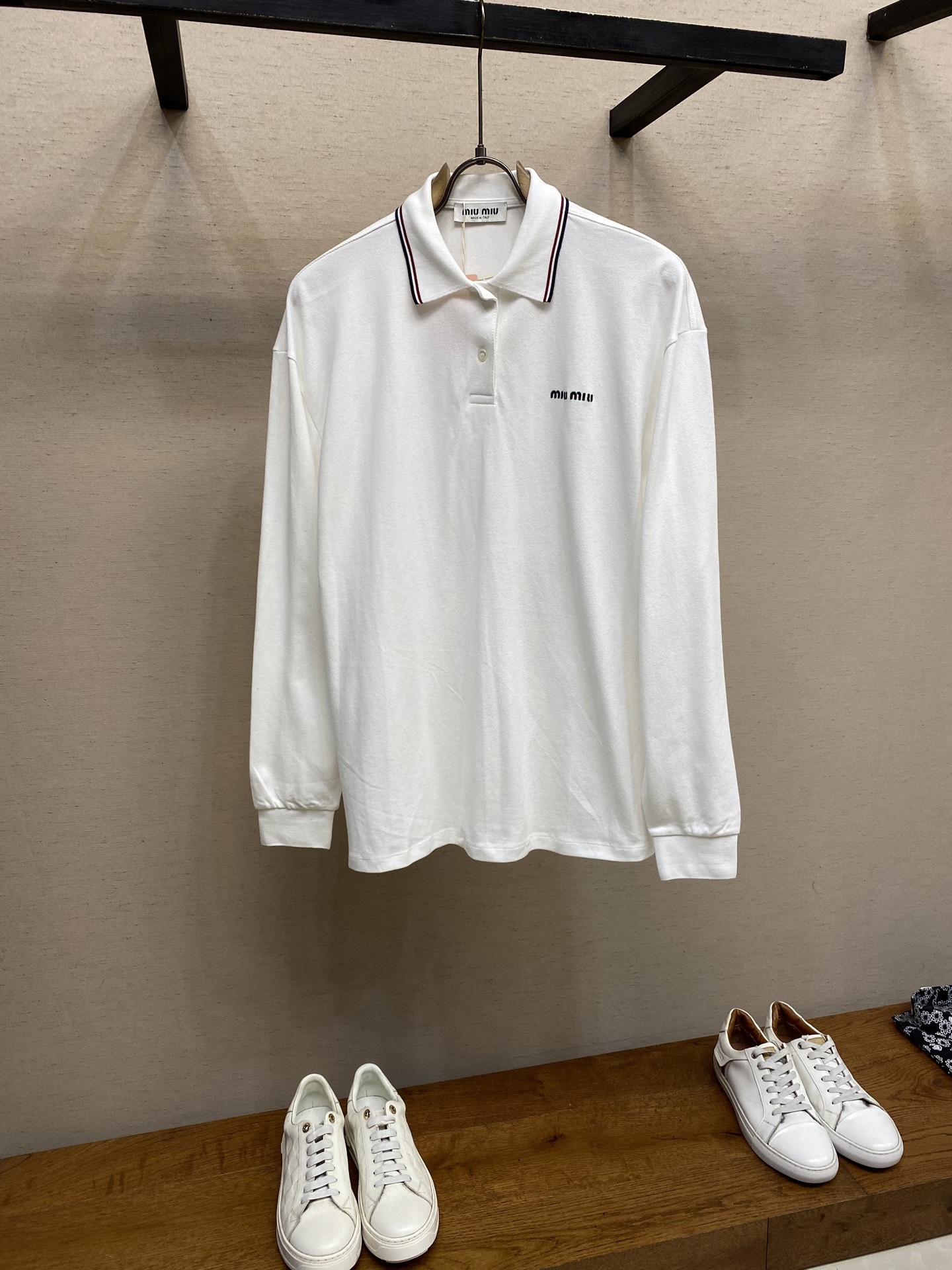 NO:613052,Miu Miu solid color embroidered LOGO long-sleeved POLO shirt, genuine product purchased and developed by 7089, customized double-strand large pique, flat machine rib, imported embroidery, fabric wash, customized 11 shell buttons, customized 11 trademarks, loose fit, size XS-L,, miumiu, alexander wang19860909Miu Miu 纯色刺绣LOGO长袖POLO衫,正品7089购入开发,定制双股大珠地克,扁机罗纹,进口刺绣,面料酵洗,定制11贝壳纽扣,定制11商标,宽松版型 尺码XS-L,,miumiu,alexander wang,Men's clothing