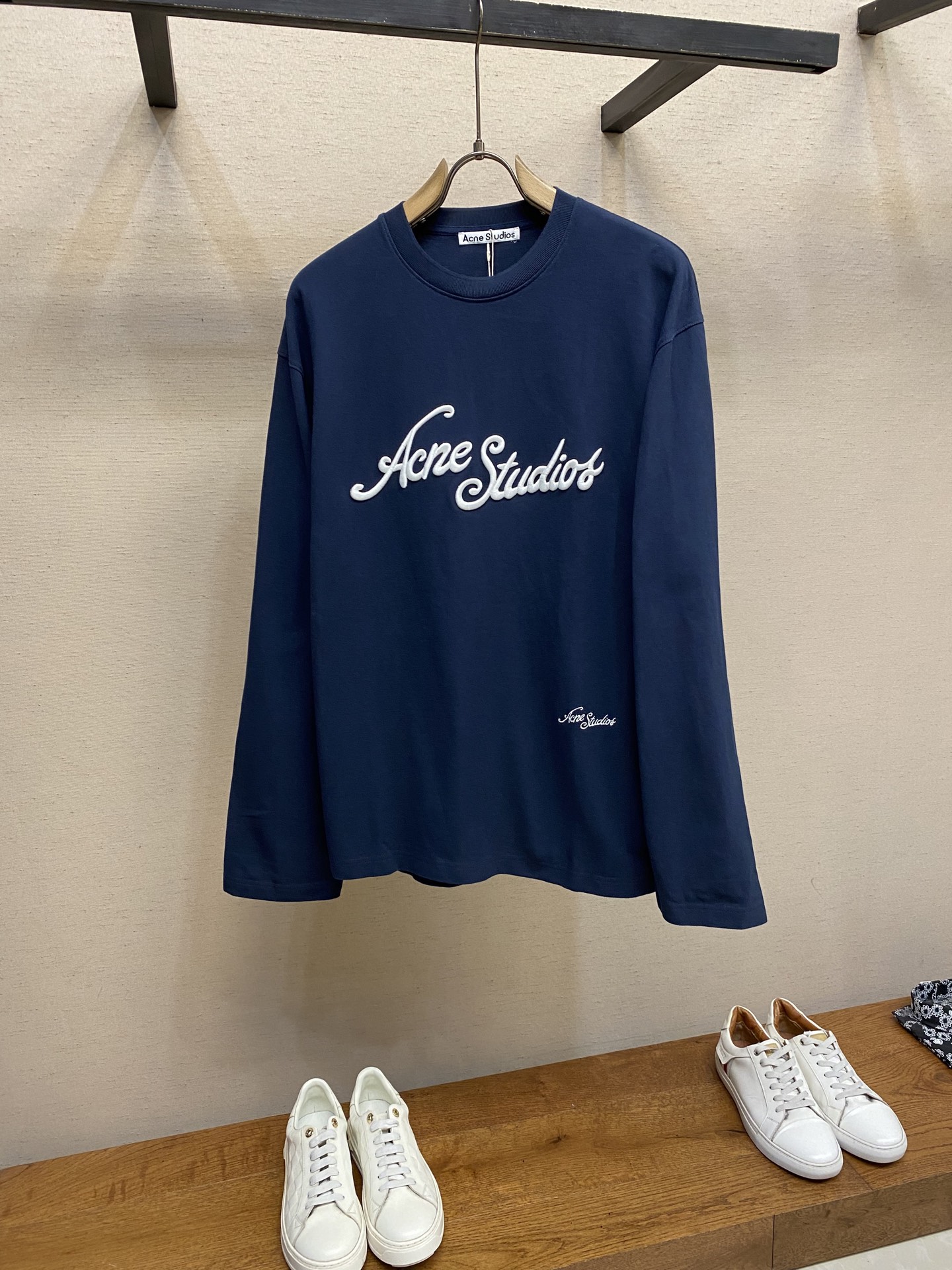 NO:615241,Acne Studios three-dimensional letter embroidery logo round neck long-sleeved sweatshirt, oversize silhouette, lazy 3D three-dimensional letter embroidery | ecstatic concave and convex texture of the details·Morandi gray and blue tone|high-end filter that whitens skin color without picking out skin tone·comes with an 'old money style' sense of story Customized hardware Thread Accessories Matching version Same style for men and women Sizes XS-L XS length 69 Bust 118 Shoulder width 53 S length 71  Bust 122 Shoulder width 55 M Length 73 Bust 126 Shoulder width 57 L Length 75 Bust 130 Shoulder width 59,,acne studios,dior,versace,hoodie,sweatshirts,alexander wang19860909Acne Studios 立体字母刺绣徽标圆领长袖卫衣 oversize廓形 慵懒 3d立体字母刺绣|细节党狂喜的凹凸质感·莫兰迪灰蓝调|显白不挑肤色的高级滤镜·自带“老钱风”故事感 定制五金 螺纹 辅料 对版对位 男女同款 尺码XS-L XS衣长69 胸围118 肩宽53 S衣长71 胸围122 肩宽55 M衣长73 胸围126 肩宽57 L衣长75 胸围130 肩宽59,,acne studios,dior,versace,hoodie,sweatshirts,alexander wang,Men's clothing