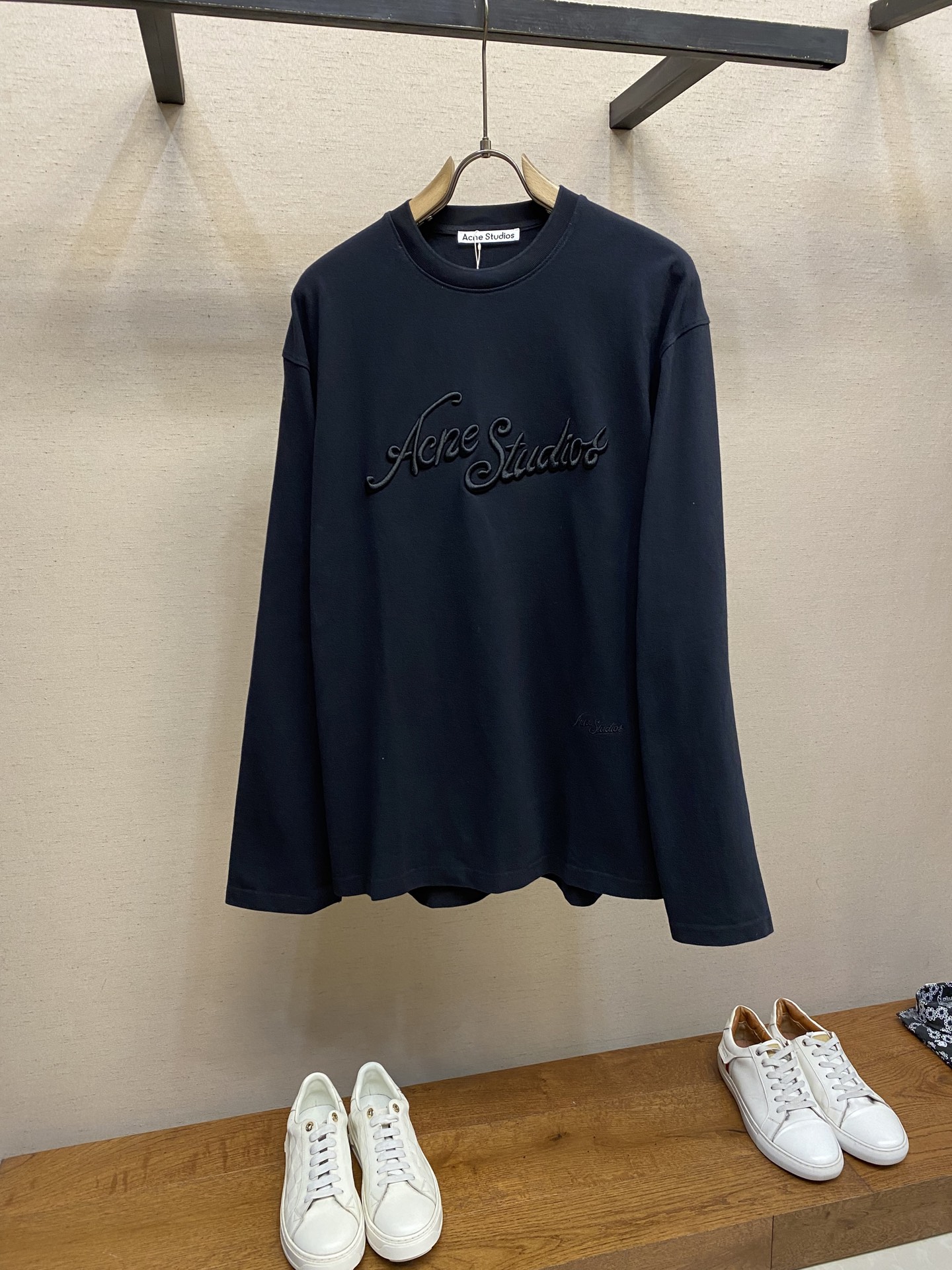 NO:615246,Acne Studios three-dimensional letter embroidered logo round neck long-sleeved sweatshirt. The fabric is made of haze blue and gray as the background color, with an oversize silhouette. Lazy 3D three-dimensional letter embroidery | ecstatic concave and convex texture for the details·Morandi gray and blue tone|high-end filter that shows whiteness and does not pick the skin tone·comes with an 'old money style' sense of story. Customized hardware. Threads. Accessories. Matching. Same style for men and women. Size XS-L. XS length 69.  Bust 118 Shoulder width 53 S Length 71 Bust 122 Shoulder width 55 M Length 73 Bust 126 Shoulder width 57 L Length 75 Bust 130 Shoulder width 59,,acne studios,dior,versace,hoodie,sweatshirts,alexander wang19860909Acne Studios 立体字母刺绣徽标圆领长袖卫衣 面料采用 以雾霾蓝灰为底色, oversize廓形 慵懒 3d立体字母刺绣|细节党狂喜的凹凸质感·莫兰迪灰蓝调|显白不挑肤色的高级滤镜·自带“老钱风”故事感 定制五金 螺纹 辅料 对版对位 男女同款 尺码XS-L XS衣长69 胸围118 肩宽53 S衣长71 胸围122 肩宽55 M衣长73 胸围126 肩宽57 L衣长75 胸围130 肩宽59,,acne studios,dior,versace,hoodie,sweatshirts,alexander wang,Men's clothing