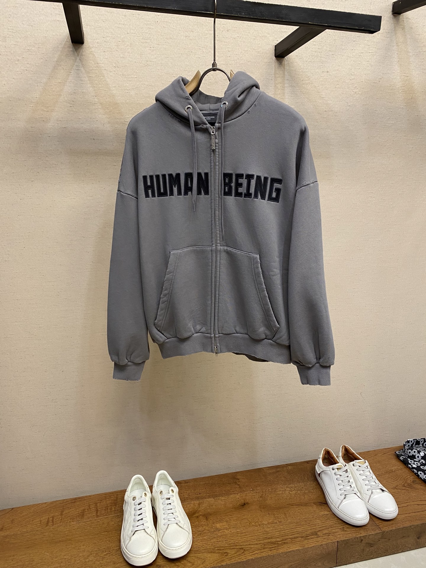 NO:613044,Balenciaga, Balenciaga 25ss HUMAN BEING series patchwork hooded sweatshirt. The fabric is made of 450g double-stranded terry material. Original custom weaving and dyeing pattern. Customized hardware. Thread. Accessories. Alignment. Same style for men and women. Sizes M, L, XL,, balenciaga, balenciaga, hoodie, sweatshirts, hats, alexander wang19860909Balenciaga、巴黎世家 25ss HUMAN BEING系列贴布连帽卫衣 面料采用450克双股抓毛圈料 原版定织定染图案定制五金 螺纹 辅料 对版对位 男女同款 尺码M,L,XL,,balenciaga,balenciaga,hoodie,sweatshirts,hats,alexander wang,Men's clothing
