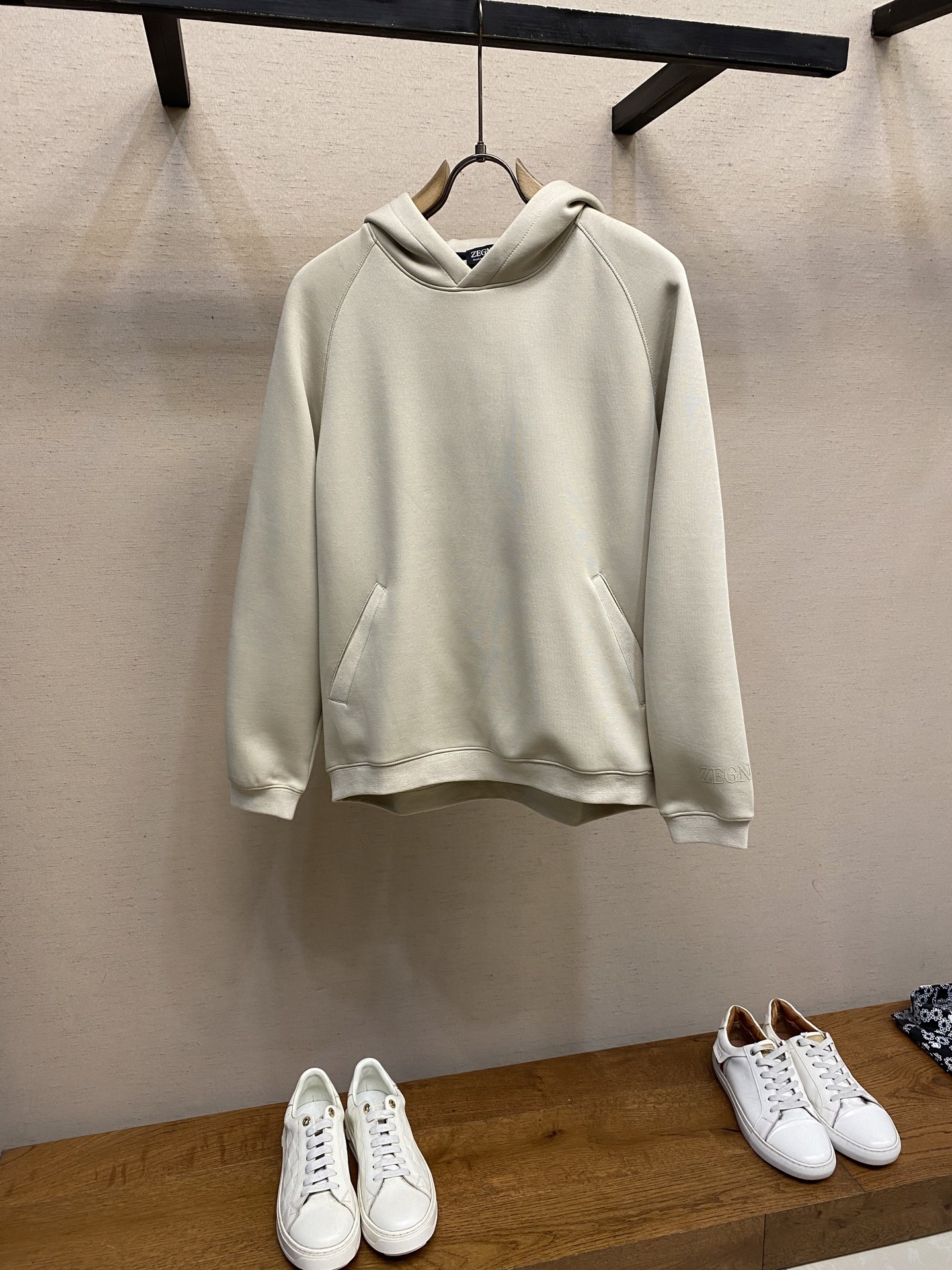 NO:615261,Zzegna, hooded sweatshirt, made of high-quality cotton, soft and comfortable, suitable for daily commuting or leisure! Hooded design + front pocket, practical and simple, low-key and versatile, looks good no matter how you match it. It is suitable for various body types, suitable for spring and autumn seasons. Paired with jeans or sneakers, you can easily get a lazy or simple style~ Sizes S-XL, sneakers, hoodie, sweatshirts, jeans, hats, alexander wang19860909Zzegna,连帽卫衣,高品质棉料,柔软舒适,日常通勤或休闲都很适合!连帽设计+正面口袋,实用又简约,低调百搭, 怎么搭都好看 包容多种身材,春秋 季节穿着刚刚好,搭配牛仔裤或运动鞋,轻松get慵懒风or简约风~ 尺码S-XL,,sneakers,hoodie,sweatshirts,jeans,hats,alexander wang,Men's clothing