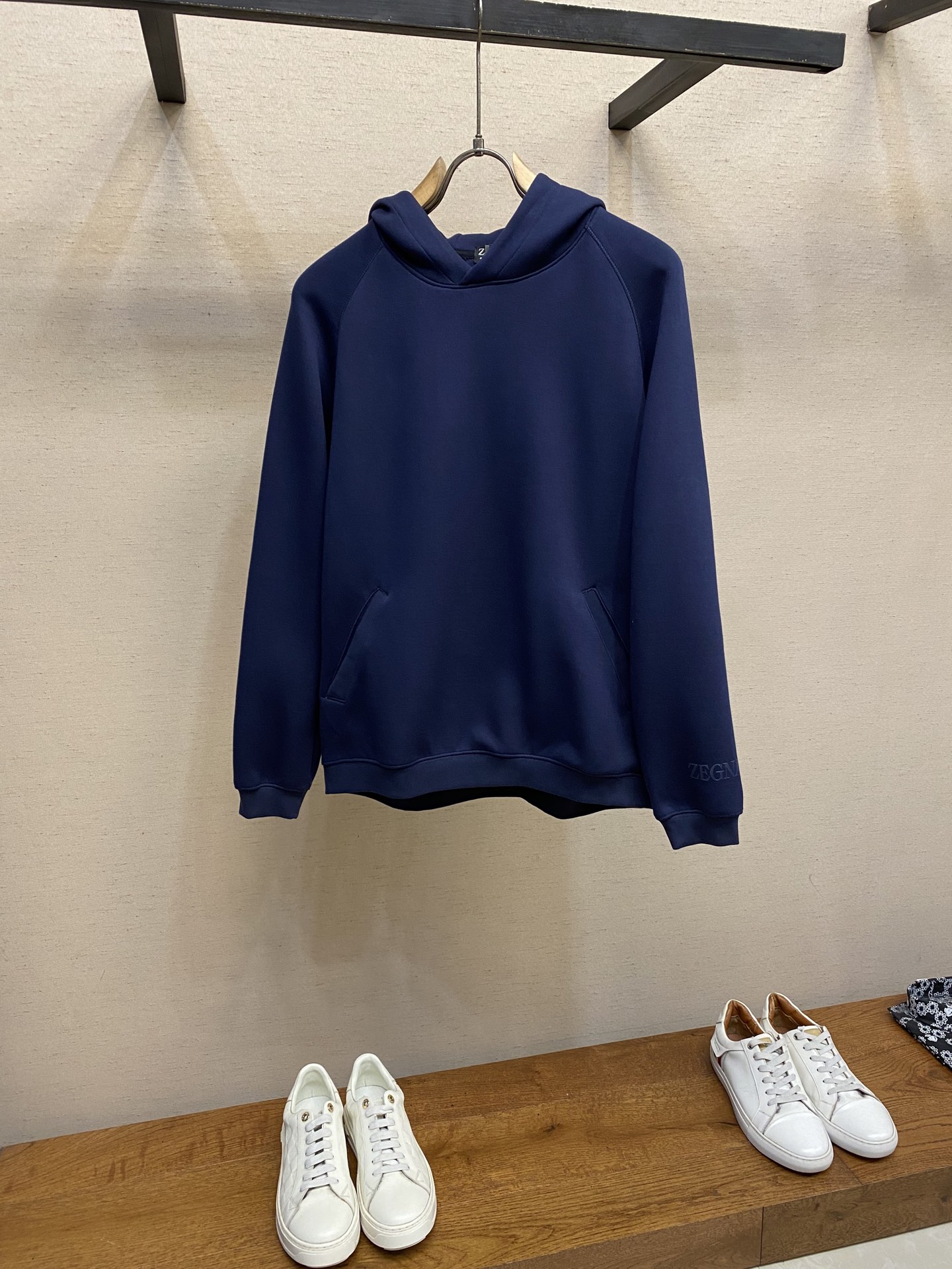 NO:613033,Zzegna, hooded sweatshirt, made of high-quality cotton, soft and comfortable, suitable for daily commuting or leisure! Hooded design + front pocket, practical and simple, low-key and versatile, looks good no matter how you match it. It is suitable for various body types, suitable for spring and autumn seasons. Paired with jeans or sneakers, you can easily get a lazy or simple style~ Sizes S-XL, sneakers, hoodie, sweatshirts, jeans, hats, alexander wang19860909Zzegna,连帽卫衣,高品质棉料,柔软舒适,日常通勤或休闲都很适合!连帽设计+正面口袋,实用又简约,低调百搭, 怎么搭都好看 包容多种身材,春秋 季节穿着刚刚好,搭配牛仔裤或运动鞋,轻松get慵懒风or简约风~ 尺码S-XL,,sneakers,hoodie,sweatshirts,jeans,hats,alexander wang,Men's clothing