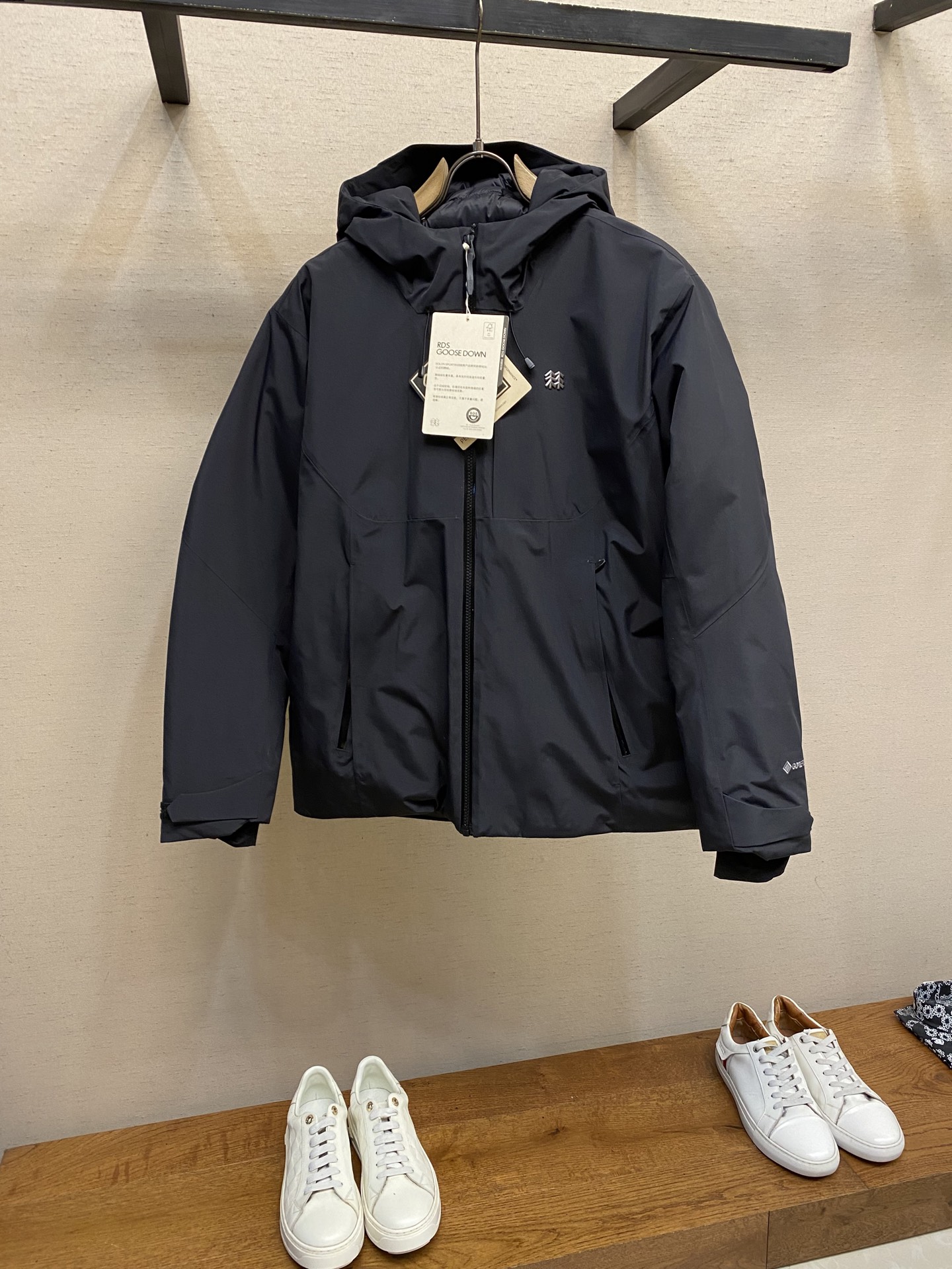 NO:615256,KOLON HIKE men's GTX medium-weight down jacket is made of 3L lightweight GORE-TEX fabric, which is waterproof, windproof and breathable. It can easily cope with outdoor low-temperature environments. It is filled with 90 high-quality goose down, 800 fill power, and has perfect warmth retention! TUBE-style down filling + armpit technical fiber  Vitality, improved breathability, high-intensity exercise is not stuffy. The large-size mesh pocket on the inside is super convenient for storing mountaineering goggles. The detachable snow skirt meets outdoor needs such as skiing. It is both functional and practical. It is a must-have for outdoor enthusiasts! Size M-2xl, skirts, down jacket, alexander wang19860909KOLON可隆HIKE男子GTX中量羽绒服,采用3L轻量GORE-TEX面料,防水防风又透气,户外低温环境也能轻松应对幕.填充90高品质鹅绒,800蓬松度,保暖力满分!TUBE式充绒+腋下科技纤 维,透气性提升,高强度运动也不闷.内侧大尺寸网布口袋,收纳登山镜超方便,可拆卸雪裙满足滑雪等户外需求,兼具功能性与实用性,户外爱好者必备! 尺码M-2xl,,skirts,down jacket,alexander wang,Men's clothing