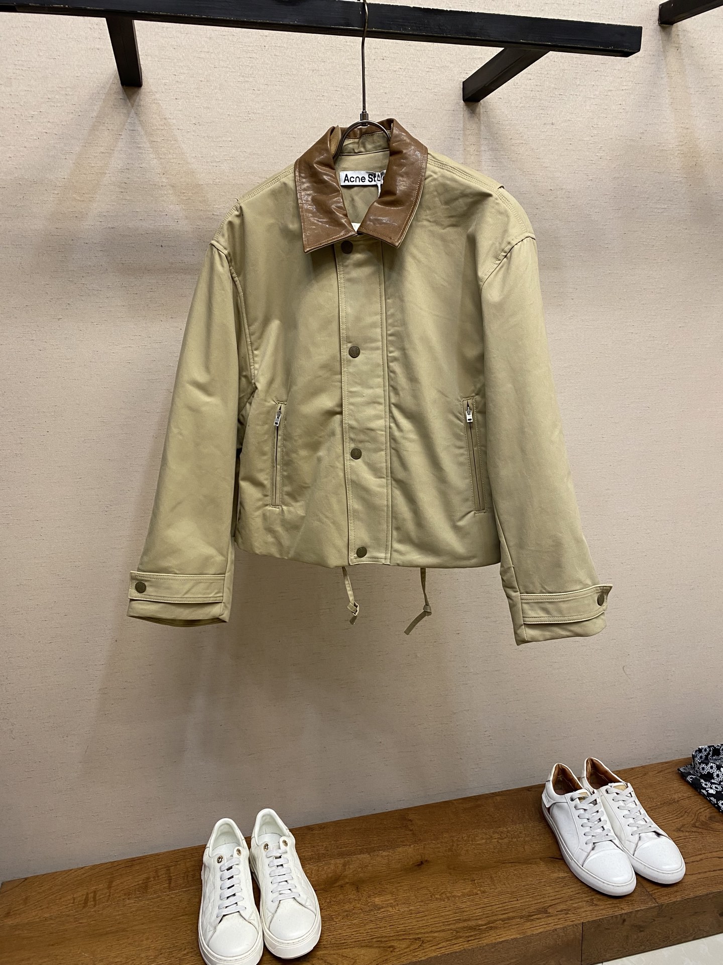 NO:684071,Acne Studios 25SS Barn style twill leather collar jacket, custom-woven and dyed fine-grained cotton fabric, dark leather splicing, multiple panels on the back, custom leather label on the back, molded hardware zipper buttons, stiff shoulders, sizes S, M, L,,acne studios,dior,jackets & coats,jackets & coats,19860909Acne Studios 25SS巴恩风斜纹皮领夹克外套 定织定染细纹棉面料,深色皮质拼接后背多片裁片拼接后颈定制皮标开模五金拉链纽扣肩部挺括 尺码S,M,L,,acne studios,dior,jackets & coats,jackets & coats,,Men's clothing