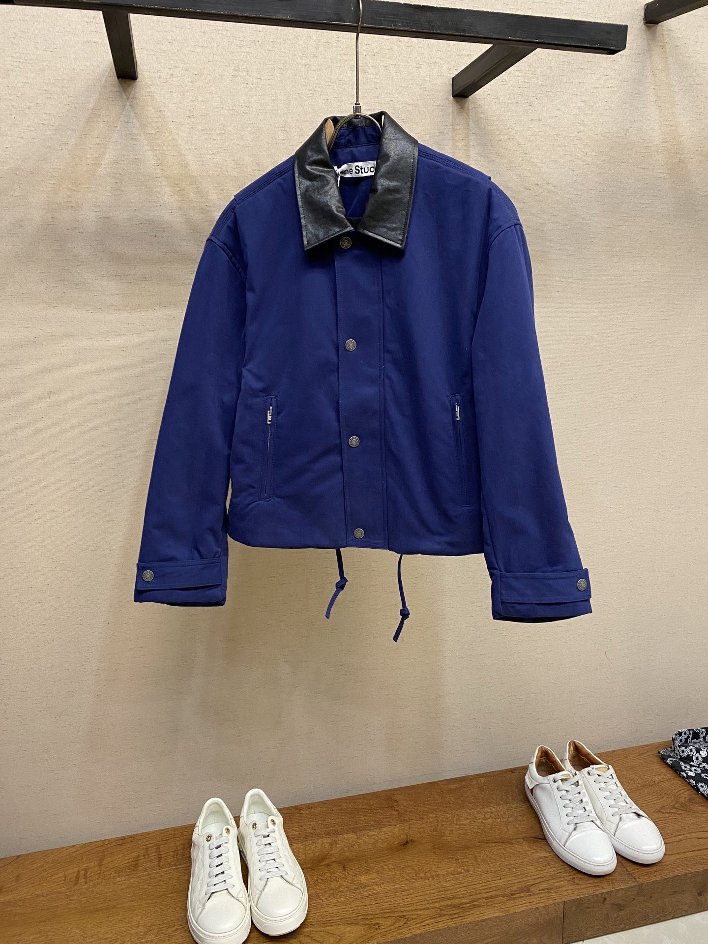 NO:599608,Acne Studios 25SS Barn style twill leather collar jacket. Custom-woven and dyed fine-grained cotton fabric, dark leather splicing, multiple panels on the back, custom leather label on the back, molded hardware zipper buttons, stiff shoulders. Sizes S, M, L,,acne studios,dior,jackets & coats,jackets & coats,alexander wang19860909Acne Studios 25SS巴恩风斜纹皮领夹克外套 定织定染细纹棉面料,深色皮质拼接后背多片裁片拼接后颈定制皮标开模五金拉链纽扣肩部挺括 尺码S,M,L,,acne studios,dior,jackets & coats,jackets & coats,alexander wang,Men's clothing