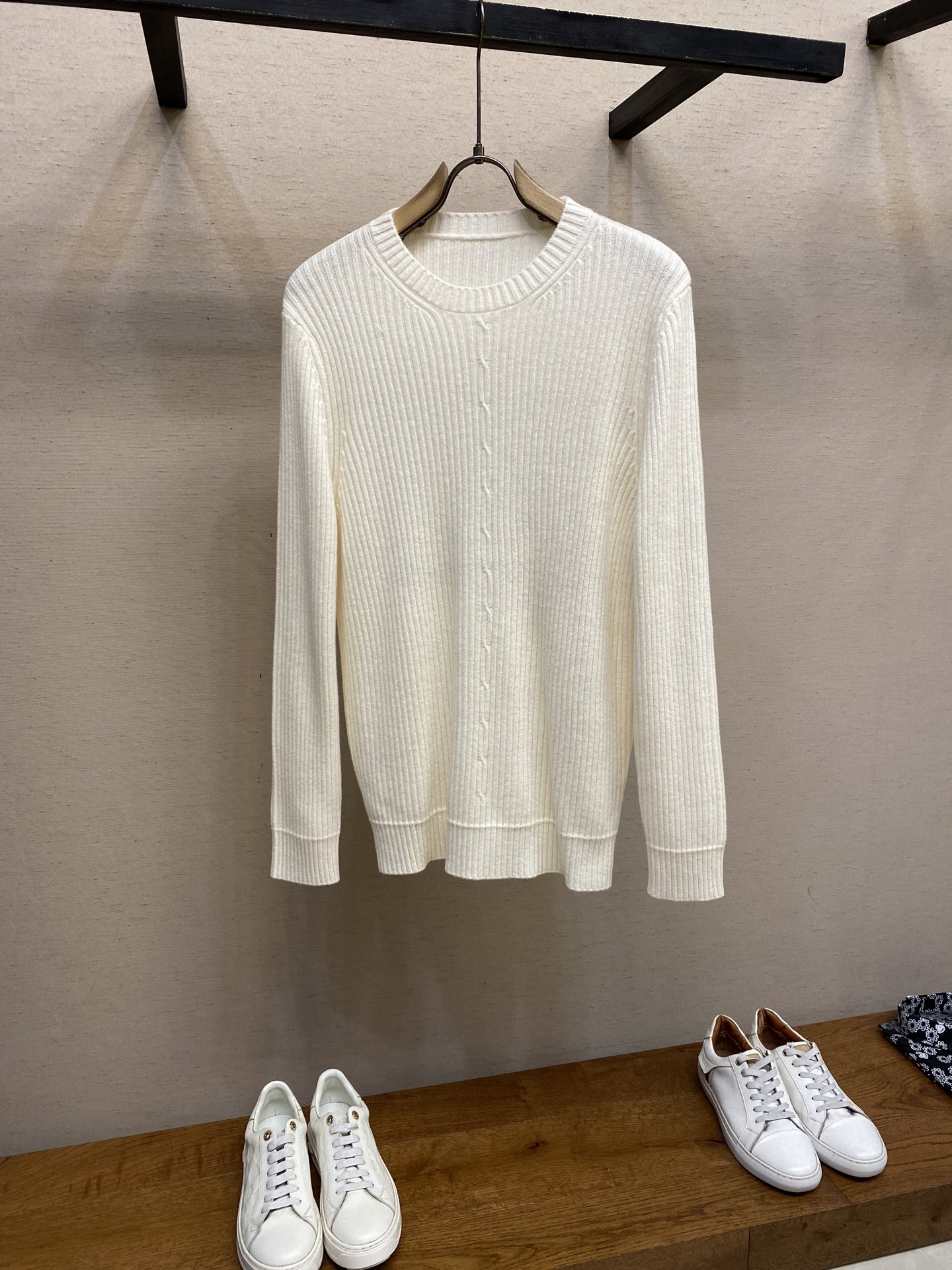 NO:684066,Zzegna, knitted crew neck sweater, soft knitted material, vertical stripe design is super slim! It is suitable for autumn and winter. It has a loose fit, which is OK with casual pants or jeans, simple and advanced. It can be worn for commuting and casual, and it looks great with sports shoes or boots. It is recommended to hand wash the knitted sweater or use a special detergent to keep the texture longer. Size M-2xl, boots, sneakers, jeans, sweaters,19860909Zzegna,针织圆领毛衣 柔软针织材质,竖条纹设计超显瘦! 秋冬穿超合适器.宽松版型,搭配休闲裤 或牛仔裤都很OK,简约又高级 通勤 休闲都能穿,配运动鞋或短靴都很出彩.针织毛衣建议手洗或用专用清洗剂,保持质感更持久哦 尺码M-2xl,,boots,sneakers,jeans,sweaters,,Men's clothing