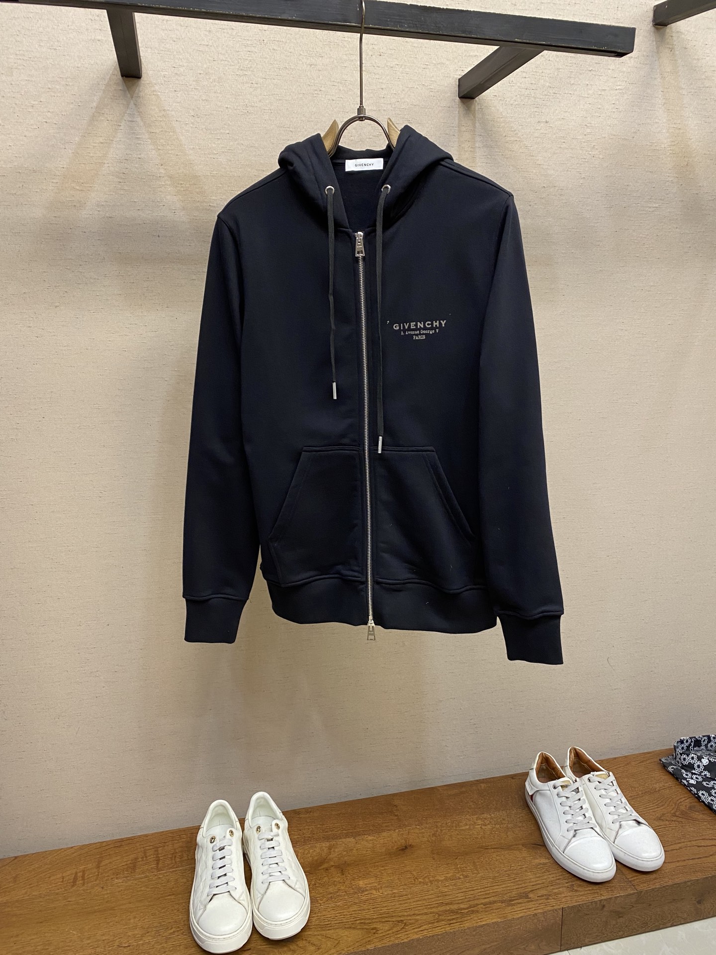 NO:599600,Givenchy letter print hooded zipper sweatshirt is on sale simultaneously on the official website!  GV, which has moved from haute couture to high street, has captured the hearts of a large number of young people. Classic, fashionable, and noble have always been the style of GV. It is made of custom-made pure cotton material. The fabric feels thick, drape, and has a heavy weight. The texture is soft, comfortable, and breathable. It can be matched across the four seasons of spring, summer, autumn, and winter!  Size XXS-L,,givenchy,hoodie,sweatshirts,hats,alexander wang19860909Givenchy 字母印花连帽拉链卫衣 同步官网发售！从高定走向高街的GV,俘获大量年轻人的心,经典、时髦、高贵,一直是GV的风格所在,定制纯棉材质制成,面料手感厚实垂顺克重足,质感柔软舒适透气性极佳,可横跨春夏秋冬四季搭配！ 尺码XXS-L,,givenchy,hoodie,sweatshirts,hats,alexander wang,Men's clothing