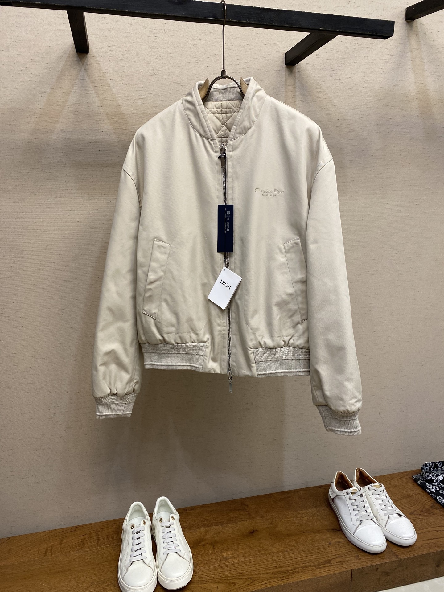 NO:599617,Dior, double-sided bomber jacket, same style for men and women. Those who are familiar with this brand know that DR's flight jacket shape has really gained a lot of fans. Recently, baseball uniforms have become the main recommendation of men's products. The upper body is full of British style, and with the logo, you can tell that it is the style of DR at a glance. The style can be adjusted immediately.  The three-dimensional slim cutting design, the right length of the flight jacket, the upper body effect is very outstanding, and the overall shape configuration is just right. It can be slim without being too tight, and it is very natural without being too dry. It is a jacket that both men and women can easily control!  Size XS-L,,dior,jackets & coats,jackets & coats,alexander wang19860909Dior、双面飞行员夹克,男女同款 熟悉这个牌的老铁们都知道, DR的飞行夹克板型,真的收获超多的粉 近来棒球服成了他家的主推男士主推 上身英伦范实足,搭配标志 logo一眼版型就知道是DR的风格,调调即刻出来 立体修身的裁剪设计,恰到好处的飞行夹克长短设计,上身效果非常出众,整体的版型配置更是恰到好处,即可修身有度又不会显得过于的紧身,十分自然即不会过干的放肆,男女都可以轻松驾驭的一款外套！ 尺码XS-L,,dior,jackets & coats,jackets & coats,alexander wang,Men's clothing