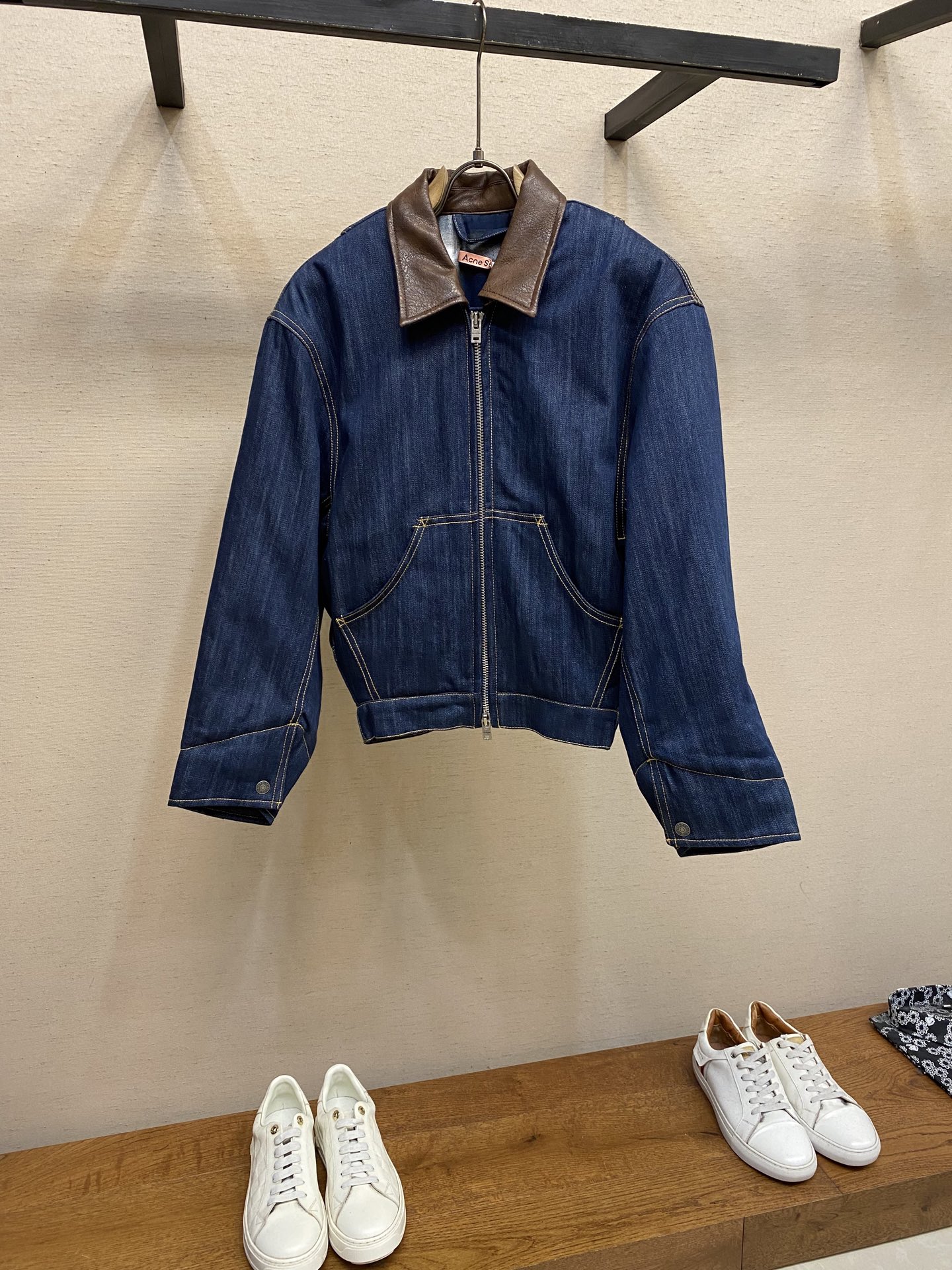 NO:599611,Acne Studios blue leather collar denim clip, dark blue denim + brown leather collar, full of retro workwear style! Short and loose fit, zipper design is super convenient, just right for autumn and winter. It has thin cotton filling inside, which is warm and breathable, and can be easily used for daily commuting or leisure. Paired with white pants + belt, it is casual and high-end. It is a must-have item for autumn and winter wardrobe. Sizes S, M, L,,acne studios, dior, alexander wang19860909Acne Studios蓝色拼皮领牛仔夹 深蓝丹宁+棕色皮领,复古工装风满满!短款宽松版型,拉链设计超方便,秋冬穿刚刚好 内里有薄棉填充,保暖又透气,日常通勤或休闲都能轻松驾驭.搭配白裤+皮带,随性又高级,是秋冬衣橱必备单品 尺码S,M,L,,acne studios,dior,alexander wang,Men's clothing