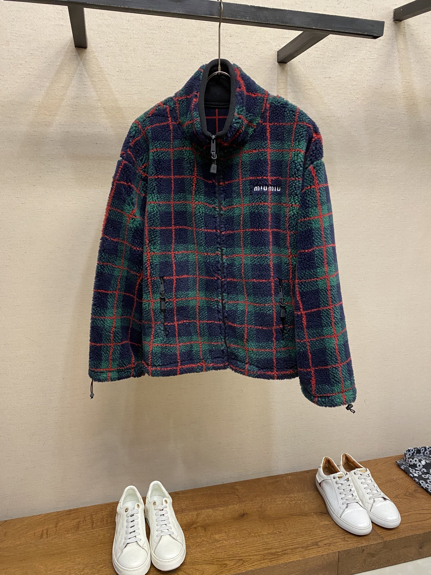NO:599605,Miu Miu Holiday series plaid polar fleece jacket, the red and green plaid design has a super festive atmosphere! The material is soft and warm, and it is super comfortable to wear in autumn and winter ~ loose and oversized version, it goes well with boots, skirts or jeans, casual and fashionable. Zipper closure + embroidered logo, full of details, practical and good-looking, it is a classic item of the holiday series, which can be easily worn in daily life or festivals!  Size S,M,L,,miumiu,versace,boots,skirts,jeans,jackets & coats,alexander wang19860909Miu Miu Holiday系列格纹摇粒绒外套,红绿格纹设计超有节日氛围感!材质柔软保暖 秋冬穿超舒服~宽松oversized版型,搭配长靴、半裙或牛仔裤都很出彩,休闲又时髦,.拉链开合+刺绣徽标,细节满分,实用又好看,是假日系列经典单品,日常或节日都能轻松驾驭! 尺码S,M,L,,miumiu,versace,boots,skirts,jeans,jackets & coats,alexander wang,Men's clothing