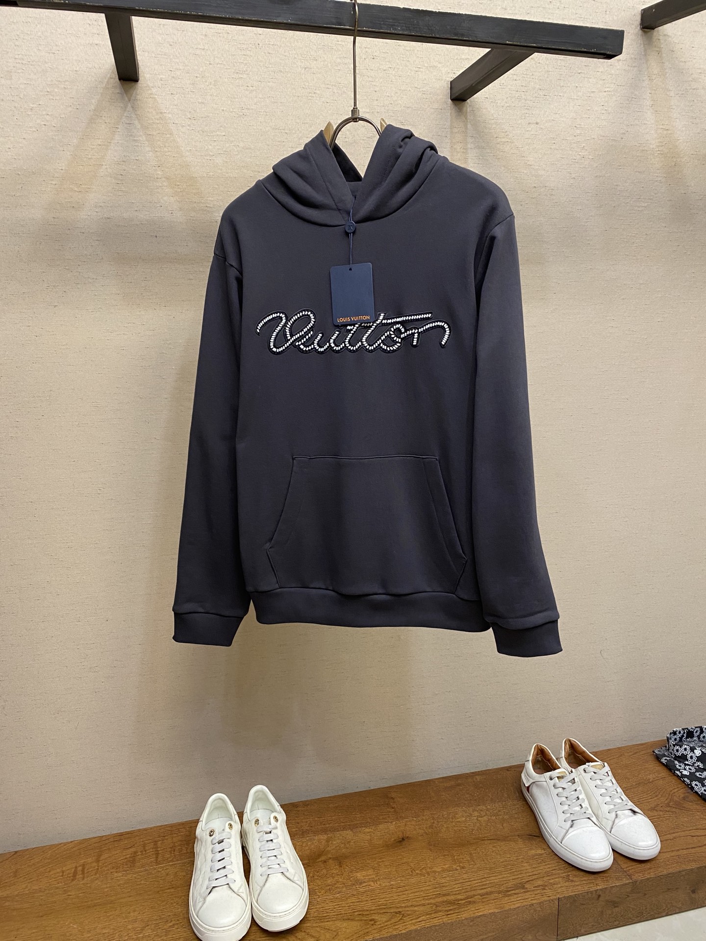 NO:599597,1V Louis Vuitton artistic beaded cotton hoodie, low-key and easy to wear. Made of high-quality cotton, the word Vuit*on is outlined in beaded embroidery on the chest. A practical piece for your seasonal wardrobe. Cotton. Beaded logo embroidery on the chest. Ribbed cuffs and hem. Kangaroo pocket. Vuit*ton scripted in beaded embroidery on the chest. Marque 1.Vuit*on on the back  Déposée woven label highlights the brand imprint. Recommended for dry cleaning. Or wrap inside a laundry bag. Machine wash cold, fast, medium heat. Iron. Sizes S-XL, Louis Vuitton, hats, alexander wang198609091V路易家 艺术体字样珠饰棉质连帽衫,低调好搭.采用优质棉料制成,胸前以珠饰刺绣工艺勾勒出 Vuit*on 字样.换季衣橱的实用单品. 棉.胸前饰有珠饰标识刺绣.罗纹袖口和下摆.袋鼠口袋胸前以珠饰刺绣工艺勾勒出手写体 Vui*ton 字样.背面的 Marque 1.Vuit*on Déposée 梭织标签彰显品牌印记. 建议干洗.或反面包裹洗衣袋冷水快速机洗中温熨烫 尺码S-XL,,louis vuitton,hats,alexander wang,Men's clothing