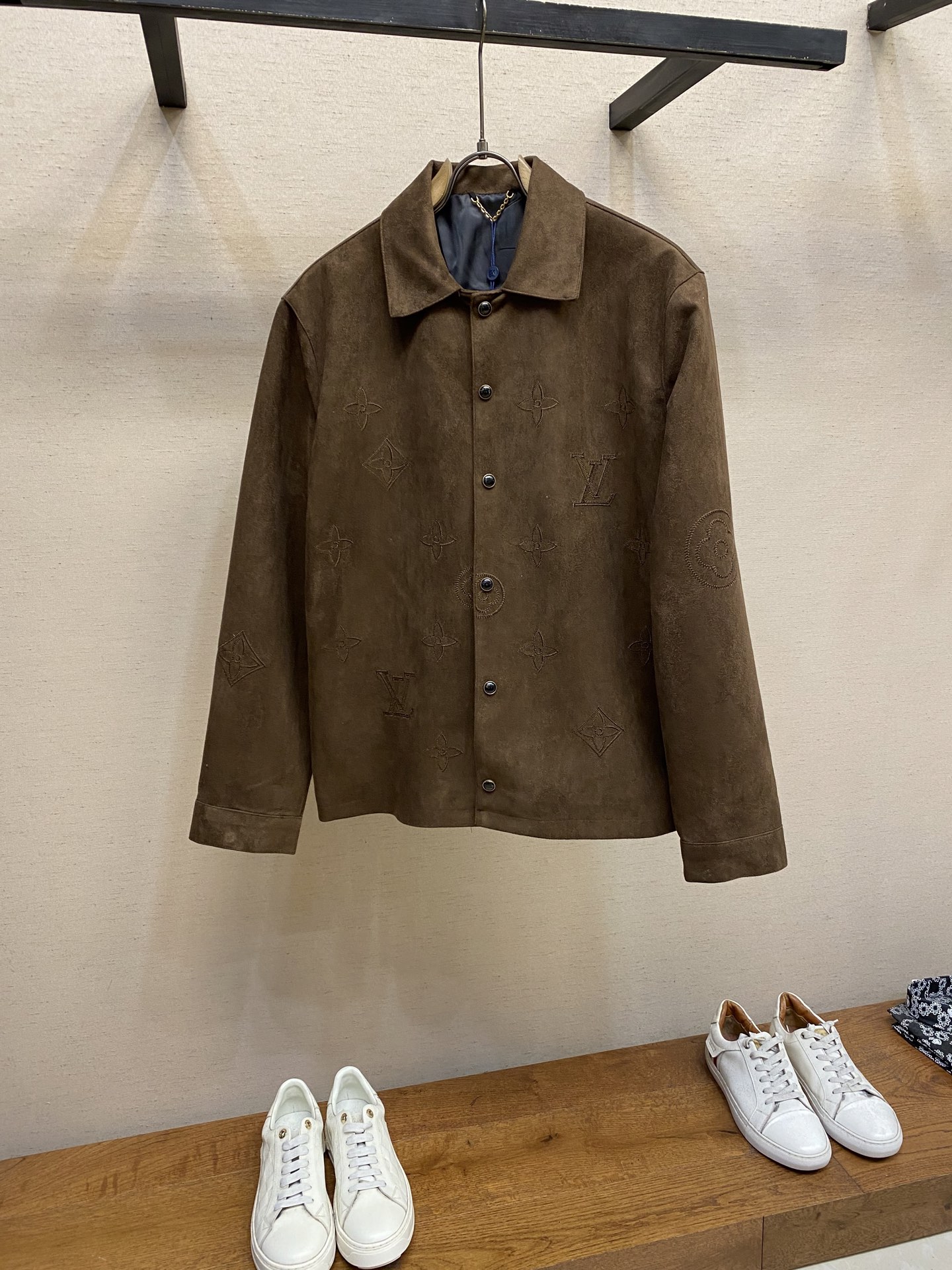 NO:610749,1V, embroidered suede long-sleeved jacket shirt with customized original buttons. With its elegant tones and exquisite suede material, it provides a perfect choice for urban elites. The simple design language contains the calmness and restraint of business people, allowing you to appear at ease in any occasion. Sizes 46-52,, jackets & coats, shirts, chamois leather, alexander wang198609091V,刺绣麂皮长袖外套衬衫 定制原版纽扣 以其优雅的色调与精致的反绒材质,为都市精英们提供了一个完美的选择,简约的设计语言中蕴含着商务人士都沉稳与内敛,让你在任何场合都显的游刃有余 尺码46-52,,jackets & coats,shirts,chamois leather,alexander wang,Men's clothing