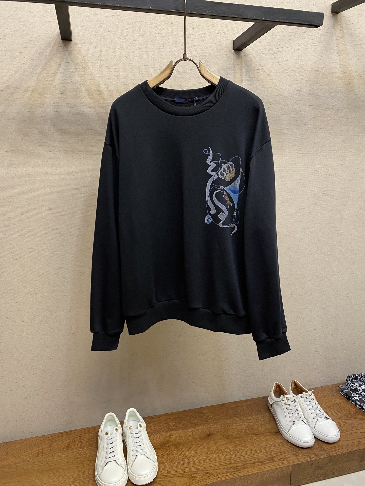 NO:610731,1V, Louis Vuitton SS26 series new products, focusing on early autumn wear. High-quality fabrics, comfortable and warm, simple design combined with classic elements, full of fashion. Loose version, suitable for a variety of body types, looks great with casual pants or jeans, easily create a trendy look! Sizes 46-52,, louis vuitton, jeans, alexander wang198609091V,Louis Vuitton SS26系列新品,主打初秋穿搭.高品质面料,舒适又保暖, 简约设计融合经典元素,时尚感满满.宽松版 型,适合多种身材,搭配休闲裤或牛仔裤都很出彩,轻松打造潮流look! 尺码46-52,,louis vuitton,jeans,alexander wang,Men's clothing