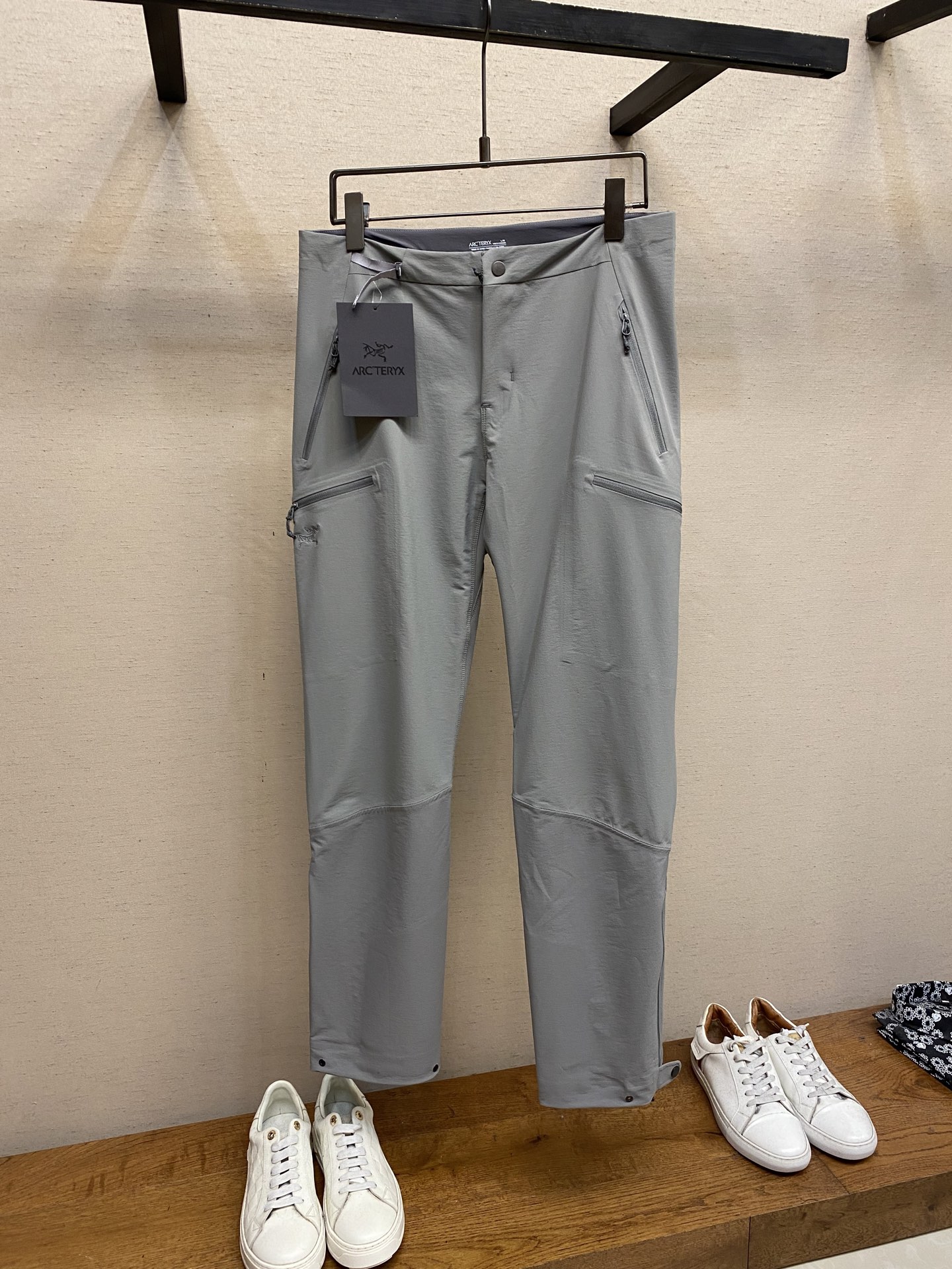 NO:610725,Arcteryx GAMMA GUIDE GUIDE PANT mountaineering cloth fabric windproof soft shell trousers and casual pants Size S-2xl S size: waist 78 thigh 56 trouser length 100 M size: waist 82 thigh 58 trouser length 102 L size: waist 86 thigh 60 trouser length 104 XL size: waist 90 thigh 62 trouser length 106  2XL size: waist 94, thigh 64, pants length 108, arc'teryx, alexander wang19860909Arcteryx始祖鸟 GAMMA GUIDE GUIDE PANT 登山布面料 防风软壳长裤休闲裤 尺码S-2xl S码: 腰围78 大腿56 裤长100 M码:腰围82 大腿58 裤长102 L码:腰围86 大腿60 裤长104 XL码:腰围90 大腿62 裤长106 2XL码:腰围94 大腿64 裤长108,arc'teryx,alexander wang,Men's clothing