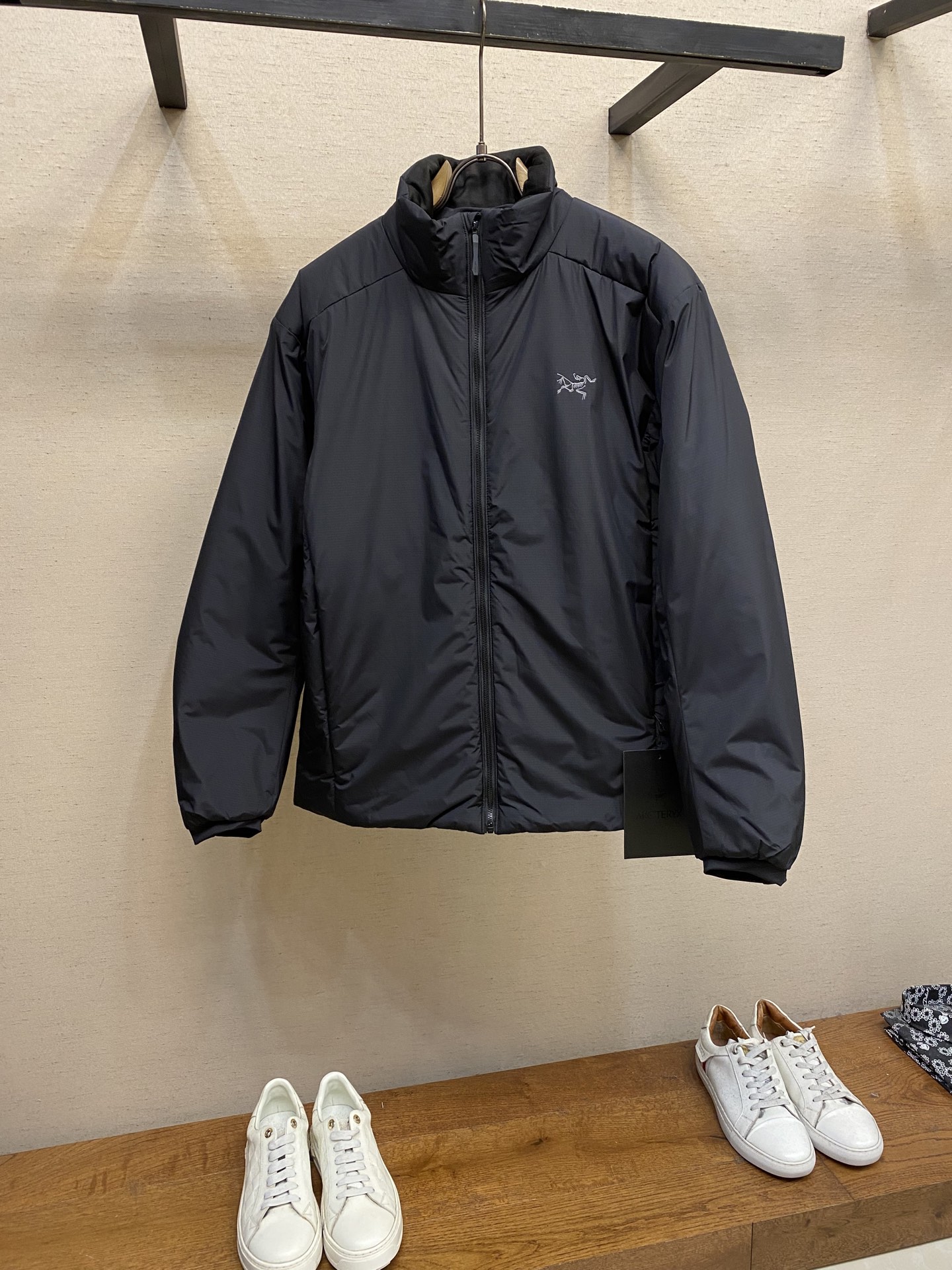 NO:610754,Atom Heavyweight Jacket Astro Boy Stand Collar Cotton Jacket Thickened Coreloftrm synthetic cotton feathers, which effectively locks in temperature, resists cold, and is durable. The windproof and waterproof Tyono 30 outer layer is more wear-resistant, and Permeairr breathable gusseted fabric under the arm is convenient for ventilation. Two invisible zipper pockets, inner zipper chest pocket, adjustable drawstring at the hem, three-dimensional tailoring is very design, size S-2xl,, tom ford, alexander wang19860909Atom Heavyweight Jacket 阿童木立领棉服 棉衣 加厚款 Coreloftrm合成棉羽,高效锁温、抵御寒冷、经久耐用.防风防水的Tyono 30外层更加耐磨,腋下Permeairr透气插角布便于通风透气. 两个隐形拉链口袋,内侧拉链胸袋,下摆抽绳可调节,立体剪裁非常有设计感, 尺码S-2xl,,tom ford,alexander wang,Men's clothing