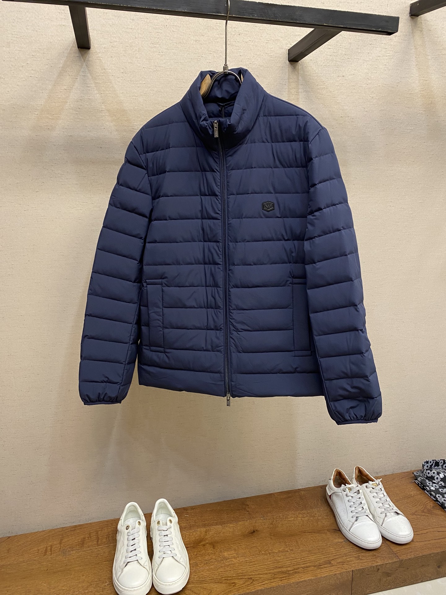 NO:610760,.EMPORIO ARM**I Men's Light Down Jacket This classic style, men's light down jacket is a new interpretation of simple style. The full zipper opens and closes neatly and neatly. The side pockets are both practical and beautiful. The eagle patch on the chest is a low-key expression of the brand's genes. Every design is tailor-made for urban men, easily adapting to diverse scenes such as commuting and leisure. Affiliated to Essentials  This series continues the long-lasting style core of the series - with a simple and well-designed silhouette, it has become an 'evergreen style' that can be worn in the wardrobe in all seasons. The polyester fiber fabric has a high-quality texture, and the 90 white duck down filling firmly locks in the warmth. Between style and temperature, it achieves an elegant win-win.  Whether it is used as the main cold-proof item in winter, or as the highlight of layered matching in spring and autumn, this down jacket interprets the dressing taste of urban men with its classic design and excellent quality, allowing you to calmly show exquisite style in every outfit. Sizes 48-54,, down jacket, alexander wang19860909.EMPORIO ARM**I 男士轻薄羽绒服 这款经典款,男士轻薄羽绒服以简约型格的焕新演绎,全拉链开合利落干脆,侧边口袋兼顾实用与美观,胸前配衬的鹰标贴布是品牌基因的低调彰显,每一处设计都为都市男士量身定制,轻松适配通勤、休闲等多元场景.  隶属于Essentials 系列的它,延续了系列经久不衰的风格内核——以简洁且精心设计的廓形,成为衣橱里四季可搭的“常青款”.聚酯纤维面料质感高级,90白鸭绒填充则将温暖牢牢锁住,在风度与温度之间,它实现了优雅的双赢.  无论是作为冬日的主力御寒单品,还是春秋季的层次搭配亮点,这款羽绒服都以其经典设计与卓越品质,诠释着都市男士的着装品味,让你在每一次穿搭中,都能从容展现精致型格. 尺码48-54,,down jacket,alexander wang,Men's clothing