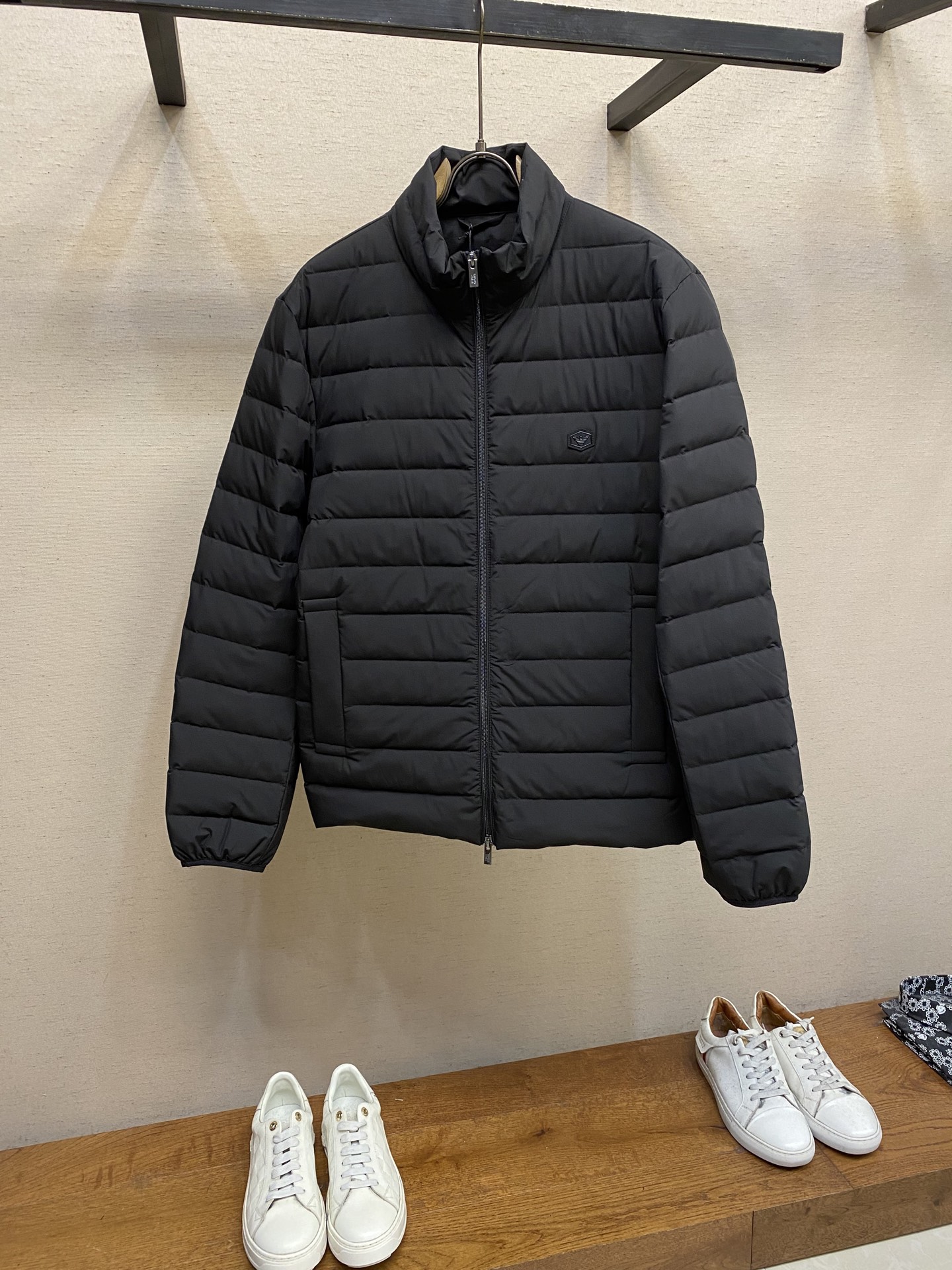 NO:682730,.EMPORIO ARM**I Men's Light Down Jacket This classic style, men's light down jacket is a new interpretation of simple style. The full zipper opens and closes neatly and neatly. The side pockets are both practical and beautiful. The eagle patch on the chest is a low-key expression of the brand's genes. Every design is tailor-made for urban men, easily adapting to diverse scenes such as commuting and leisure. Affiliated to Essentials  This series continues the long-lasting style core of the series - with a simple and well-designed silhouette, it has become an 'evergreen style' that can be worn in the wardrobe in all seasons. The polyester fiber fabric has a high-quality texture, and the 90 white duck down filling firmly locks in the warmth. Between style and temperature, it achieves an elegant win-win.  Whether it is used as the main cold-proof item in winter, or as the highlight of layered matching in spring and autumn, this down jacket interprets the dressing taste of urban men with its classic design and excellent quality, allowing you to calmly show exquisite style every time you wear it. Sizes 48-54,, down jacket,19860909.EMPORIO ARM**I 男士轻薄羽绒服 这款经典款,男士轻薄羽绒服以简约型格的焕新演绎,全拉链开合利落干脆,侧边口袋兼顾实用与美观,胸前配衬的鹰标贴布是品牌基因的低调彰显,每一处设计都为都市男士量身定制,轻松适配通勤、休闲等多元场景.  隶属于Essentials 系列的它,延续了系列经久不衰的风格内核——以简洁且精心设计的廓形,成为衣橱里四季可搭的“常青款”.聚酯纤维面料质感高级,90白鸭绒填充则将温暖牢牢锁住,在风度与温度之间,它实现了优雅的双赢.  无论是作为冬日的主力御寒单品,还是春秋季的层次搭配亮点,这款羽绒服都以其经典设计与卓越品质,诠释着都市男士的着装品味,让你在每一次穿搭中,都能从容展现精致型格. 尺码48-54,,down jacket,,Men's clothing