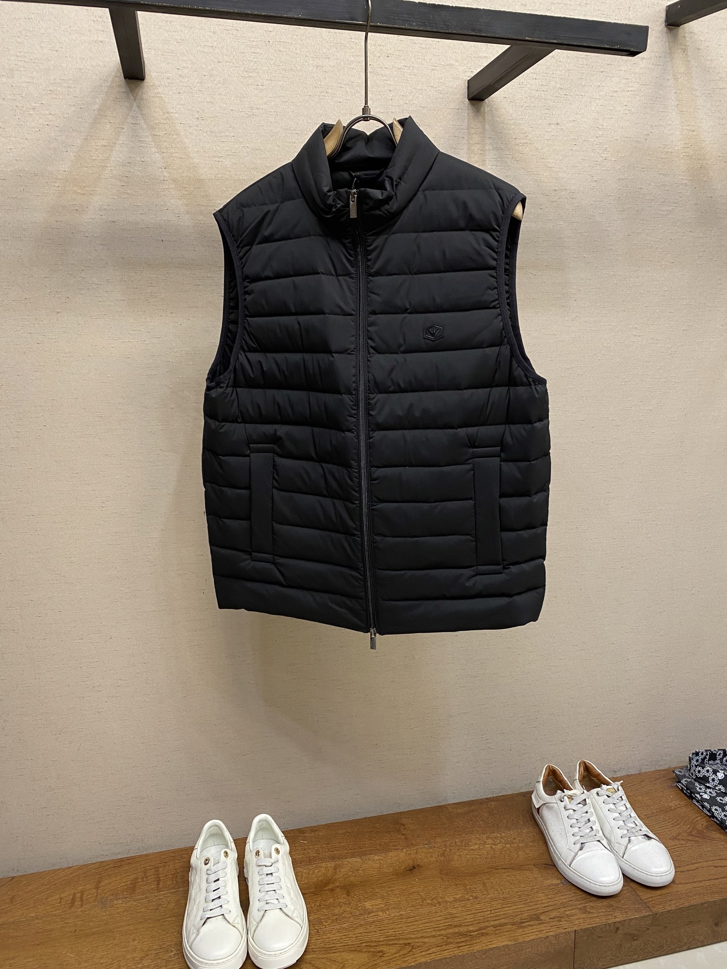 NO:610766,Emporio Arm** men's ultra-light down vest is light, luxurious and warm in winter, and can be layered for style!  This vest is designed with black quilting to create a three-dimensional silhouette. The stand-up collar is simple and modern, making it easily adaptable to various styles of layering. It is filled with 90% white duck down, which perfectly combines warmth and lightness. It can lock in warmth in autumn and winter without adding bulk to the outfit. The details show the brand's ingenious two-way zipper closure, which is easy to put on and take off and has a full sense of style. The eagle logo patch on the chest is Emporio  The low-key expression of Arm**'s identity. Whether worn with a shirt inside to create a business casual style, or with a sweatshirt outside to create a street trend, it can inject light luxury texture into your look, allowing you to coexist with warmth and style in this autumn and winter. Sizes 48-54, hoodie, sweatshirts, shirts, down jacket, alexander wang19860909Emporio Arm**男士超轻薄羽绒马甲 轻奢暖冬,叠穿出型格！这款马甲以黑色绗缝设计打造立体廓形,立领剪裁简约又具现代感,轻松适配各种风格的叠穿搭配；90白鸭绒填充,将保暖性与轻便感完美融合,秋冬时节既能锁住暖意,又不会给穿搭增添臃肿负担.  细节处尽显品牌匠心双向拉链开合,穿脱自如且造型感十足；胸前鹰标贴布,是Emporio Arm**身份的低调彰显.无论是内搭衬衫打造商务休闲风,还是外搭卫衣营造街头潮流感,它都能为你的造型注入轻奢质感,让你在这个秋冬,温暖与型格并存. 尺码48-54,,hoodie,sweatshirts,shirts,down jacket,alexander wang,Men's clothing