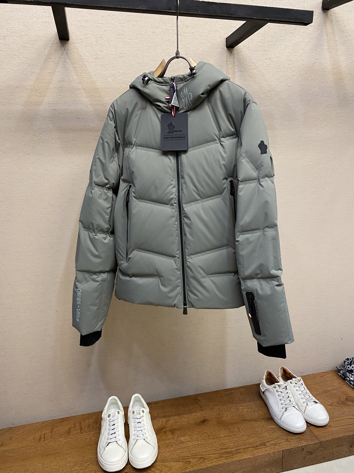 NO:610773,Moncler Angren Hooded Down Ski Jacket Outer Jacket The Angren Men's Down Jacket offers bold, modern lines. A short, hooded silhouette made from four-way stretch poplin for freedom of movement. This practical jacket has functional zippers and stretch-jersey wrist guards to protect against the elements. Built-in RECCO reflectors add a finishing touch to the style. Made from a double layer of four-way stretch poplin, four-way stretch poplin lining with down-filled heat-sealed seams  Adjustable drawstring hood Bonded checkered quilted logo detail YKK° AquaGuard functional zipper closure  jacket,hats,alexander wang19860909Moncler Angren连帽羽绒滑雪夹克外套羽绒服 Angren男士羽绒夹克演绎大胆的现代线条.短款连帽如风设计,采用四向弹性府绸面料制成,便于自如活动.这款实用夹克配有功能性拉链和弹性平纹针织护腕,可抵御恶劣天气.内置RECCO反射器,为款式增添点睛之笔.采用双层四向弹性府绸面料制成四向弹性府绸面料衬里填充羽绒热封接缝 可调节抽绳兜帽粘合方格块绗缝标识细节 YKK°AquaGuard功能性拉链开合 YKKAquaGuard功能性拉链外部口袋内部电子设备口袋雪裙 RECCO反射器弹性平纹针织护腕 YKK AquaGuard功能性拉链滑雪通行证口袋弹性抽绳下摆压纹硅胶标识 尺码1,2,3,4,5,,skirts,jackets & coats,jackets & coats,down jacket,hats,alexander wang,Men's clothing