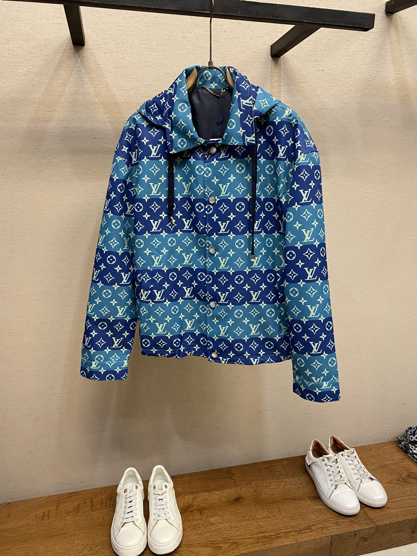 NO:610743,1V/Louis 25FW new autumn and winter contrast color presbyopia hooded jacket. When the classic Monogram presbyopia meets contrasting stripes, this LV jacket instantly ignites the trend!  The collision of green and navy is full of tension, and the all-over presbyopia logo shows the luxury brand's pedigree. The hooded design takes into account both style and practicality. Whether you are out on the street or socializing in luxury, it can make you stand out in the crowd in one second. It is an excellent choice for advanced wear for presbyopia lovers. Wear it and you will be a walking fashion hormone. Size 46-52, louis vuitton, louis vuitton, jackets & coats, jackets & coats, hats, alexander  wang198609091V/路易 25FW秋冬新款 撞色老花连帽夹克外套 当经典Monogram老花遇上撞色条纹,这款LV夹克瞬间点燃潮流气场！绿与藏青的碰撞张力十足,满幅老花标识彰显奢牌血统,连帽设计兼顾造型与实用性.无论是街头出街还是轻奢社交,它都能让你在人群中一秒出圈,是老花爱好者进阶穿搭的绝佳选择,穿上它,你就是行走的时尚荷尔蒙. 尺码46-52,,louis vuitton,louis vuitton,jackets & coats,jackets & coats,hats,alexander wang,Men's clothing