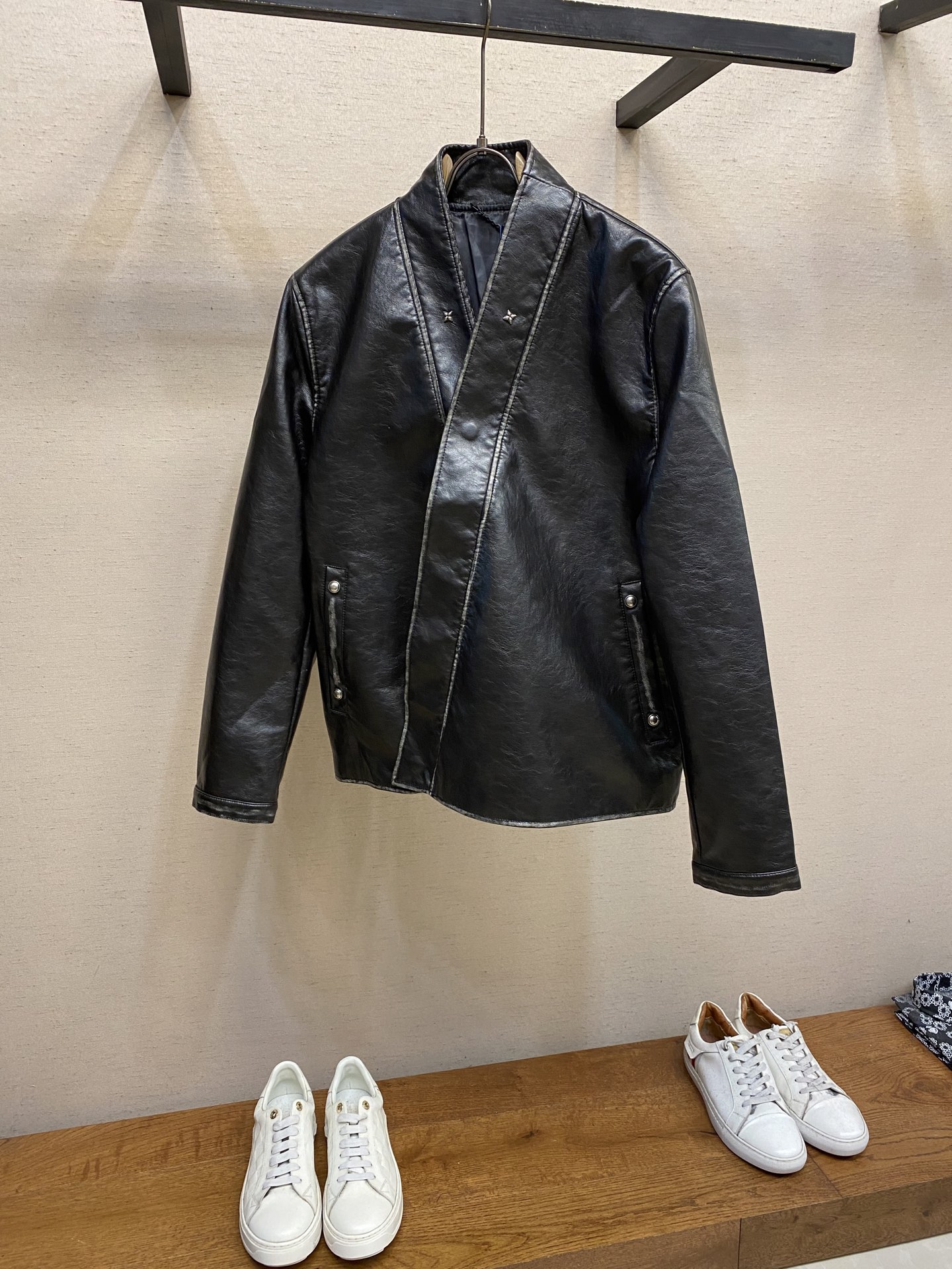 NO:610737,1V, Louis Vuitton square button zipper leather jacket  Made of high-quality leather fabrics, the texture is crisp and textured, and it is stylish to wear and has good wear resistance and texture, ensuring the quality and practicality of the jacket; the neckline adopts a stand-up collar slanted placket design, which has a unique and stylish style, which can not only provide protection for the neck but also add personality to the style; the metal decoration and leather wiring craftsmanship of the body are delicate and eye-catching, breaking the monotony of solid colors and adding a sense of detailed design; the overall shape is neat and stylish, with strong tolerance, and can be used to control all kinds of body shapes to create a sense of luxury.  Size 46-52,,louis vuitton,jackets & coats,leather jacket,alexander wang198609091V,路易威登四角扣拉链皮衣 采用优质皮质面料,质地挺括有质感,穿着有型且具良好的耐磨性与质感,保证外套的品质与实用性；领口采用立领斜襟设计,风格独特有型,既能为颈部提供防护又增添个性造型层次；衣身的金属装饰与皮质走线工艺,细腻醒目,打破纯色单调感,增添细节设计感；整体版型利落有型,包容性强,各类身形皆能驾驭出高级感. 尺码46-52,,louis vuitton,jackets & coats,leather jacket,alexander wang,Men's clothing