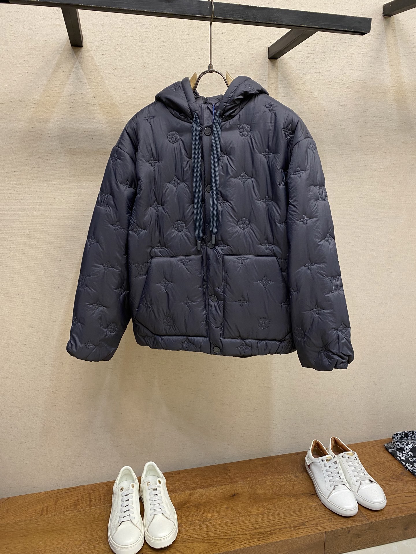 NO:610780,1V, a classic embroidered cotton jacket. This belted jacket features an all-over LV Monogram quilted pattern for a sophisticated feel. Fully lined in lightweight padded technical fabric, with an adjustable hood, kangaroo pocket and Louis Vuitton button front. Sizes 46-52,,louis vuitton,louis vuitton,jackets & coats,jackets & coats,hats,alexander wang198609091V,经典款刺绣棉服外套 本款束腰夹克以全幅 LV Monogram 绗缝图案释放工致气息.轻盈衬垫科技面料包裹全内衬,搭配可调节风帽、袋鼠口袋和路易威登纽扣前襟 尺码46-52,,louis vuitton,louis vuitton,jackets & coats,jackets & coats,hats,alexander wang,Men's clothing