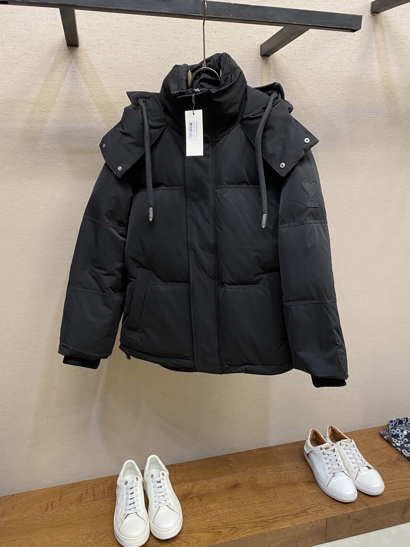 NO:682738,AMI...Ami's autumn and winter limited edition capsule series love gallery-shaped couple's down jacket is here!  !  After the down jacket is filled with down, it interacts with the natural luster, space and silhouette!  The arm logo of the AMI down jacket is engraved with modern art. The low saturation gray is like a veil. The boundless ethereal and delicate extension, clear and youthful. Same style for men and women. Size XXS-L. Color: black, gray,, down jacket,19860909AMI……Ami 秋冬限定款胶囊系列爱心廊形情侣款羽绒服来袭！！ 羽绒服充绒后与自然光泽、空间、廓形产生互动！ AMI羽绒服的臂膀logo近产艺术雕刻 低饱和度的灰,似蒙上一层纱幔 将无垠的缥缈细腻延伸,清盈减龄 男女同款 码数XXS-L 颜色黑色、灰色,,down jacket,,Men's clothing