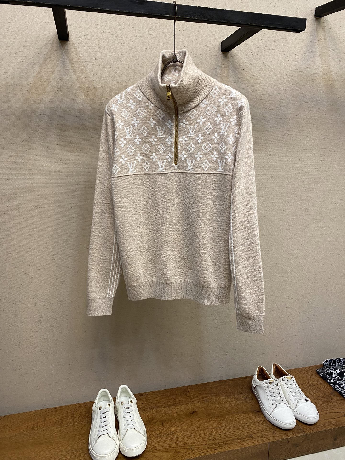 NO:610778,1V, ski half-zip sweater  The wool is dyed with 10 cashmere, 50 wool, 30 acrylic, 10 viscose, two kinds of 30 count, imported cashmere blended velvet, floral yarn, the pattern and color dyeing takes a very long time, and the mixed white wool is made by a 12-needle imported Shima Seiki machine.  Weaving the piece, one shoulder takes 210 minutes/1 piece, the weaving piece uses 12 yarn feeders, the white part is the shaving method, 16-needle stitching plate is stitched through the eyes, YB custom-made bronze logo zipper, specific three-label wash  Size XS-L,,sweaters,alexander wang198609091V,滑雪半拉链毛衣 毛料订染10羊绒50羊毛30晴纶10黏胶两种30支进口羊绒混纺天鹅绒,纱线花纱,花色订染时间非常长,混织白色毛料由12针进口岛精进口机进行织片,单肩耗时210分钟/1件,织片用到12把纱嘴,白色部分为刮毛做法,16针缝盘对眼穿缝合,对YB订做古铜色logo拉链,特定三标水洗 尺码XS-L,,sweaters,alexander wang,Men's clothing