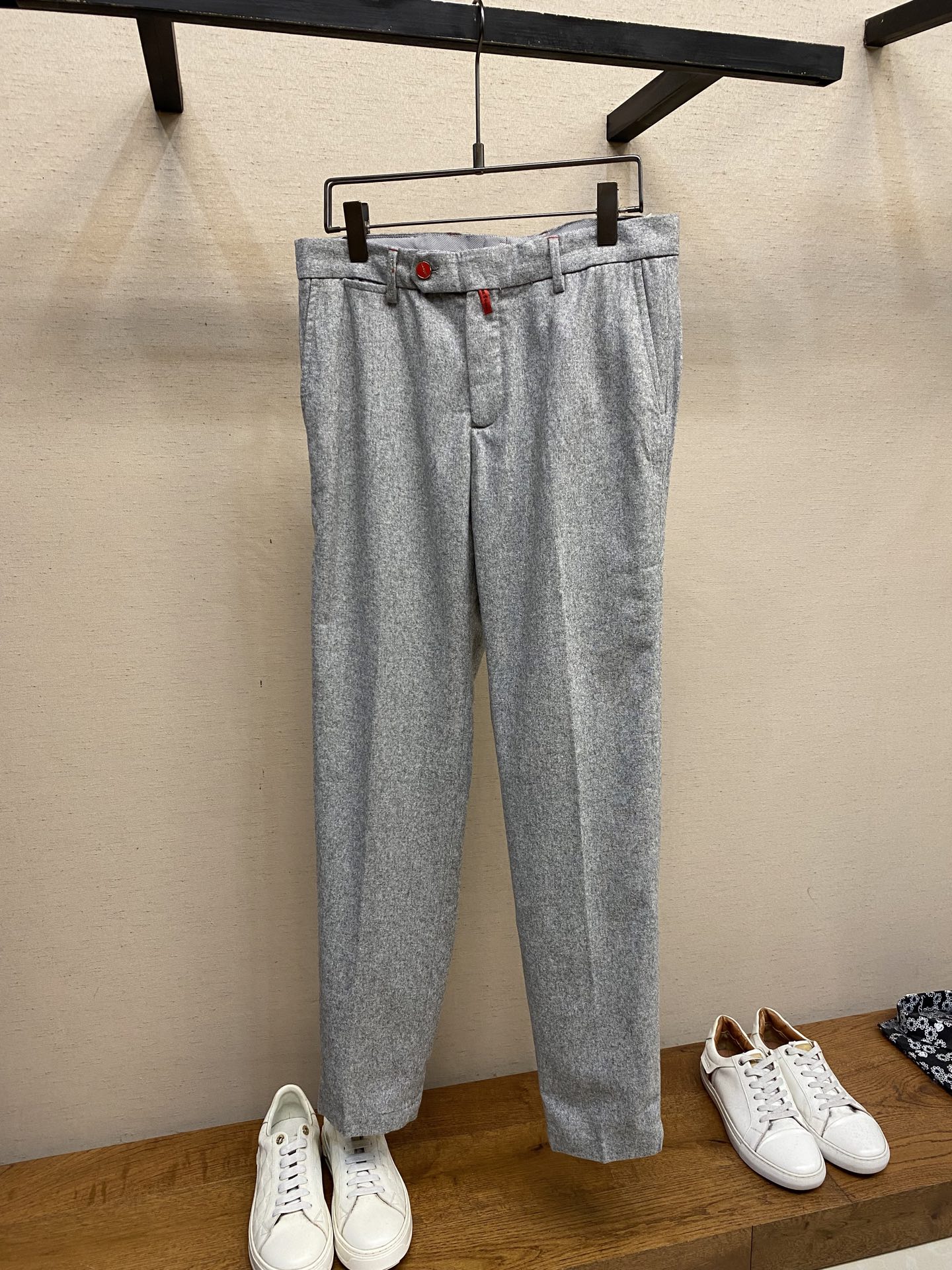 NO:610788,Kiton 2025 autumn and winter, recommended by quality control, wool blended men's business trousers, original customized enamel buckle, classic style, a business-like orthodox trousers, suitable for both business and leisure, imported machine embroidery, the upper body is comfortable and unrestricted!  The original hardware accessories have a relaxed fashion sense. The fabric is made of blended wool and cashmere. 55 wool is comfortable and breathable. It is warm and reflects the high-end texture. Orders in full condition. Size 30 31 32 33 34 35 36 38,,alexander wang19860909Kiton 2025秋冬 ,品质控推荐 ,羊毛混纺男士商务西烫长裤,原版定制珐琅扣,经典款 商务感的一款正统西烫长裤 商务休闲都能很好搭配,进口机刺绣 上身舒适无束缚！原版的五金辅料,有着松弛的时尚感 面料采用混纺羊毛羊绒材质,55羊毛舒适透气 保暖的同时 体现高档质感 全品相的订单 尺码30 31 32 33 34 35 36 38,,alexander wang,Men's clothing