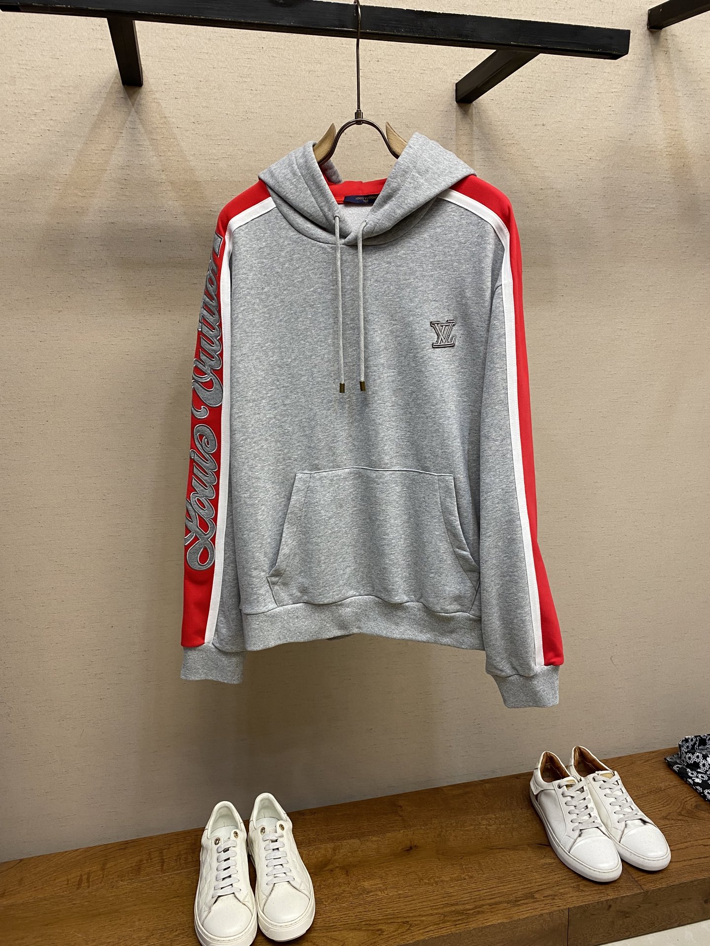 NO:608550,1V Ski 2025 ski series hooded sweatshirt, red and gray contrasting color + side stripes, both sporty and luxurious! High-quality cotton material, soft and comfortable, suitable for daily wear or light exercise. There are exquisite small logos on the cuffs and chest, full of details. Inspired by skiing, it is both functional and fashionable. It is very suitable for autumn and winter. It looks great with sports pants or jeans, and can easily create a trendy look!  Size 46-52,,hoodie,sweatshirts,jeans,hats,alexander wang198609091V Ski 2025滑雪系列连帽卫衣,红灰撞色+侧边条纹,运动感与奢华感兼具!高品质棉料,柔软舒适,日常穿搭或轻运动都OK.袖口和胸前有精致小 标Logo,细节满分.灵感源自滑雪运动,兼具功 能性与时尚感,秋冬季节超适合,搭配运动裤或牛仔裤都很出彩,轻松打造潮流造型! 尺码46-52,,hoodie,sweatshirts,jeans,hats,alexander wang,Men's clothing