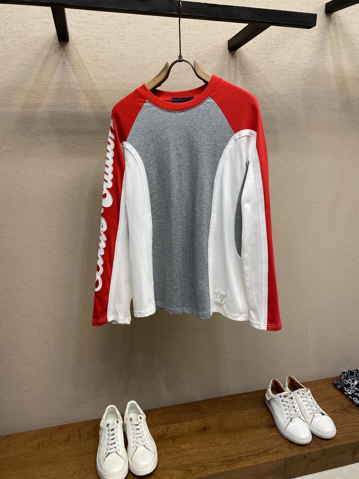 NO:608557,1V, autumn and winter ski series long-sleeved T, featuring the Damoflage Snow pattern, inspired by the adventurous spirit of skiing. Environmentally friendly materials + professional ski equipment, integrating luxury craftsmanship and functionality, breaking the boundaries between sports and fashion. Innovative pattern design, both functional and artistic, suitable for commuting or skiing scenes. The series continues LV’s century-old art and becomes a new choice for winter wardrobe, very suitable for fashion players who like to cross boundaries and break circles! Sizes 46-52, louis vuitton, alexander wang198609091V,秋冬滑雪系列长袖T,主打Damoflage Snow图案,灵感来自滑雪运动的冒险精神.环保材质+专业滑雪装备,融合奢华工艺与功能性,打破运 动与时尚界限.图案设计创新,兼具功能性与艺 术感,适合通勤或滑雪场景.系列延续LV百年艺,成为冬季衣橱新选择,超适合喜欢跨界破圈的时尚玩家! 尺码46-52,,louis vuitton,alexander wang,Men's clothing