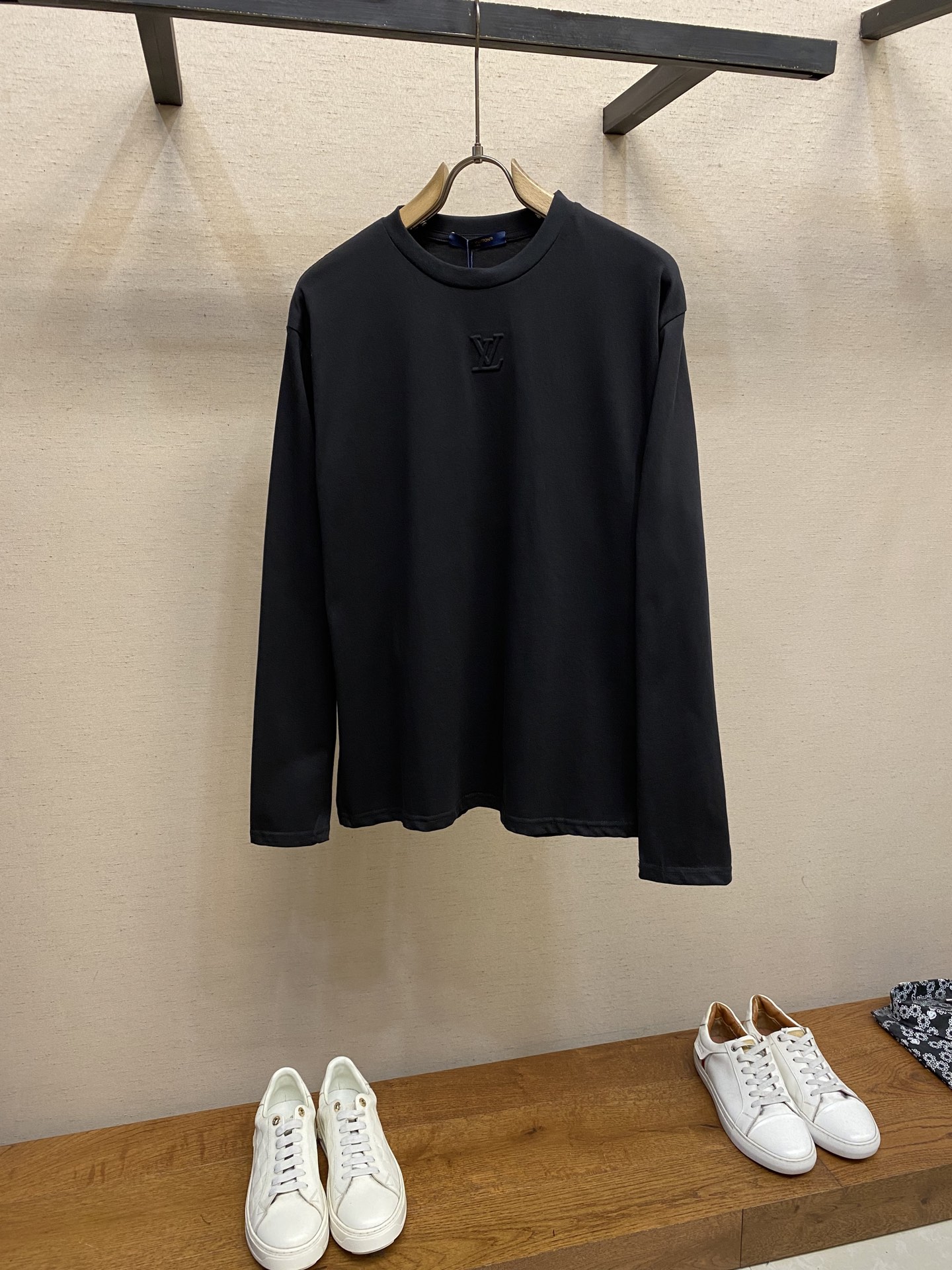 NO:608553,1V Louis family This cotton long-sleeved T-shirt delivers elegant charm in seasonal tones, making it a good choice for daily matching. The LV embroidery embossing on the chest implicitly marks the brand identity, and the overall structure and the flip effect of the back label show creativity and ingenuity. The ribbed image label on the back is cotton. It is recommended to dry clean or wrap it in a laundry bag, machine wash it separately in cold water and let it dry naturally!  Size 46-52 S length 69 bust 112 sleeve length 77 M length 70 bust 120 sleeve length 78 L length 71 bust 128 sleeve length 79 XL length 72 bust 136 sleeve length 80,,louis vuitton,louis vuitton,alexander wang198609091V路易家 本款棉质长袖 T 恤以当季色调传递典雅韵味,成就日常搭配佳选.胸前 LV 刺绣压纹含蓄标注品牌身份,整体结构和背部标签的翻转效果尽显创意巧思.后背映像标签罗纹衣 棉 洗涤方式建议干洗或包裹洗衣袋反面单独冷水快速机洗自然晾干！ 尺码46-52 S衣长69 胸围112 袖长77 M衣长70 胸围120 袖长78 L衣长71 胸围128 袖长79 XL衣长72 胸围136 袖长80,,louis vuitton,louis vuitton,alexander wang,Men's clothing